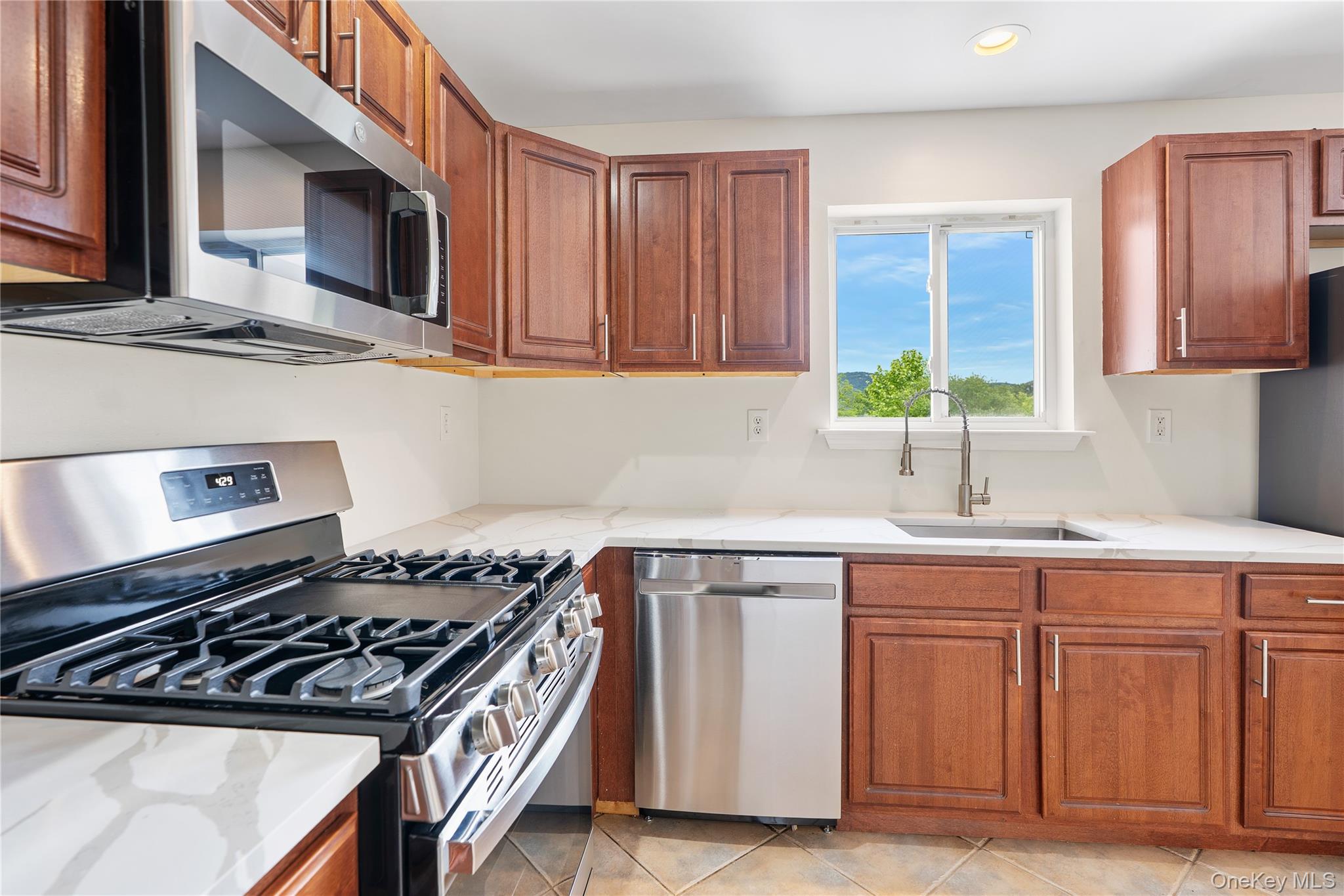 #12 photo, 221 Tamerisk Lane, 뉴욕주 New Windsor , NY 12553