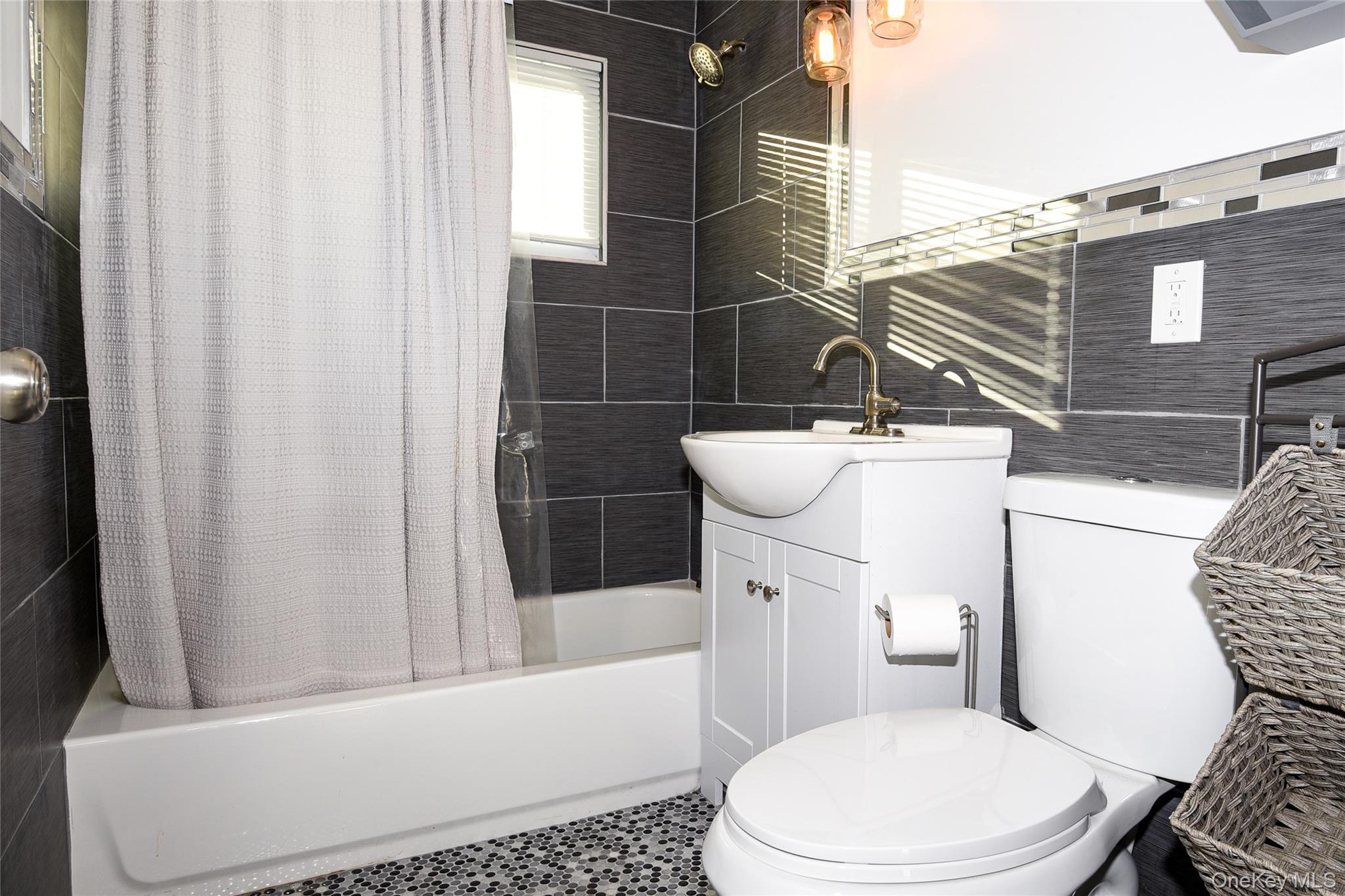 #14 photo, 181 Friends Lane, Westbury , NY 11590