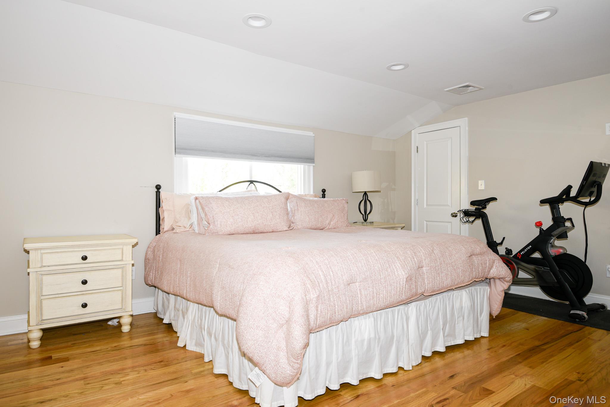 #19 photo, 181 Friends Lane, Westbury , NY 11590