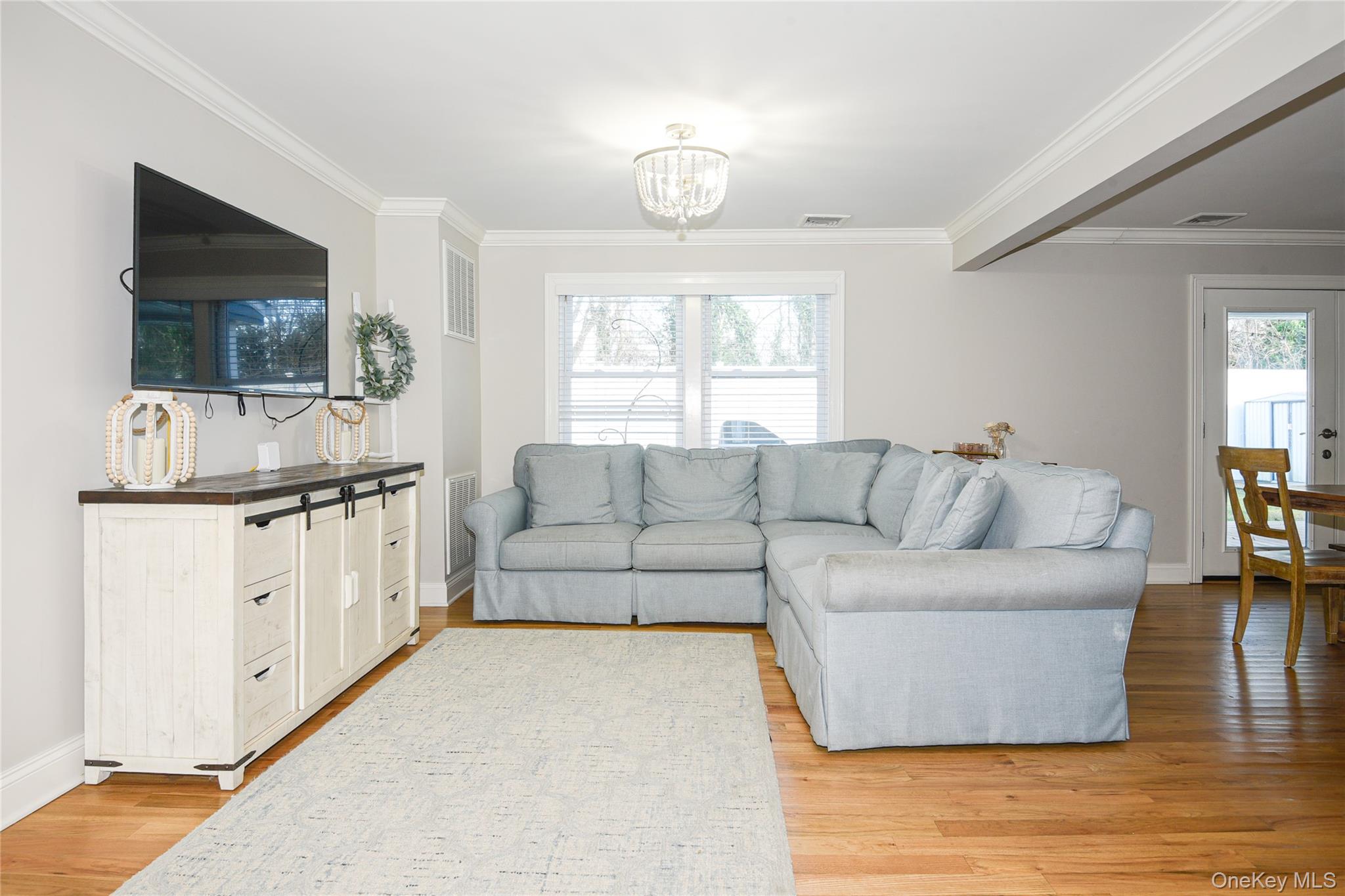 #9 photo, 181 Friends Lane, Westbury , NY 11590