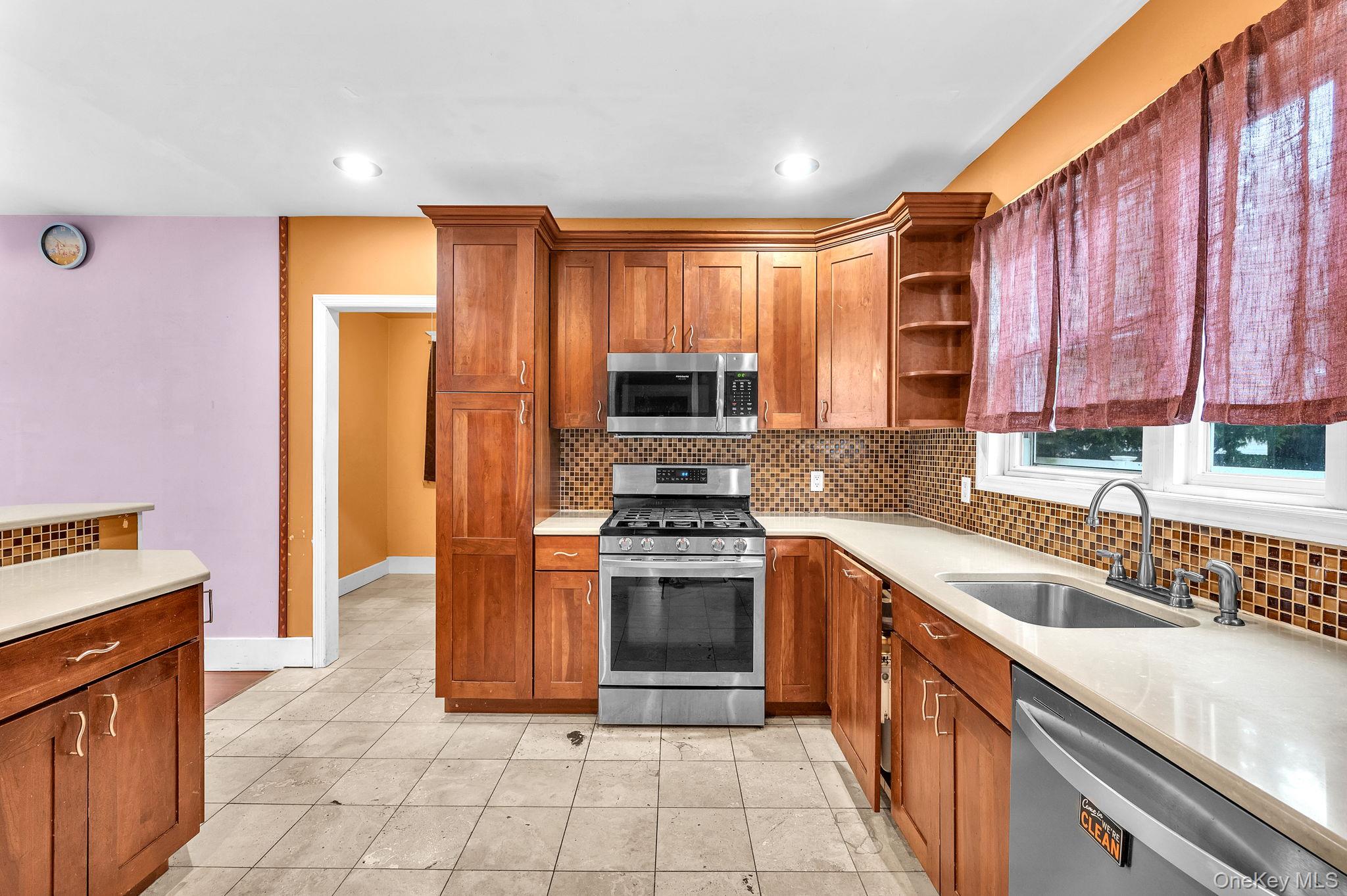 #17 photo, 4 3rd Avenue, מחוז סאפוק East Islip , NY 11730