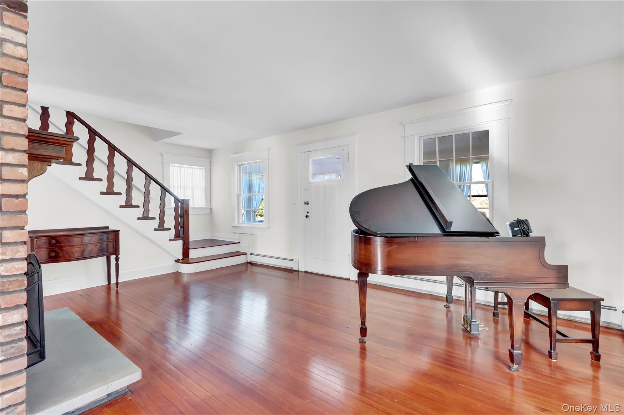 #13 photo, 31 Hiawatha Drive, Brightwaters , NY 11718