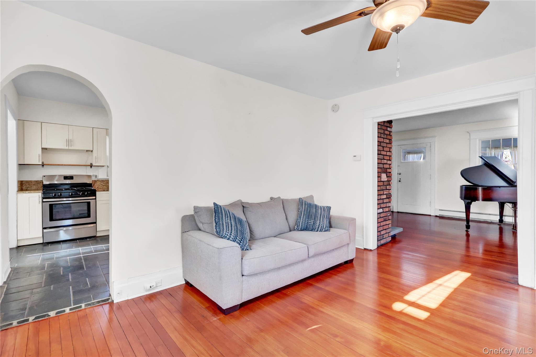 #17 photo, 31 Hiawatha Drive, Brightwaters , NY 11718