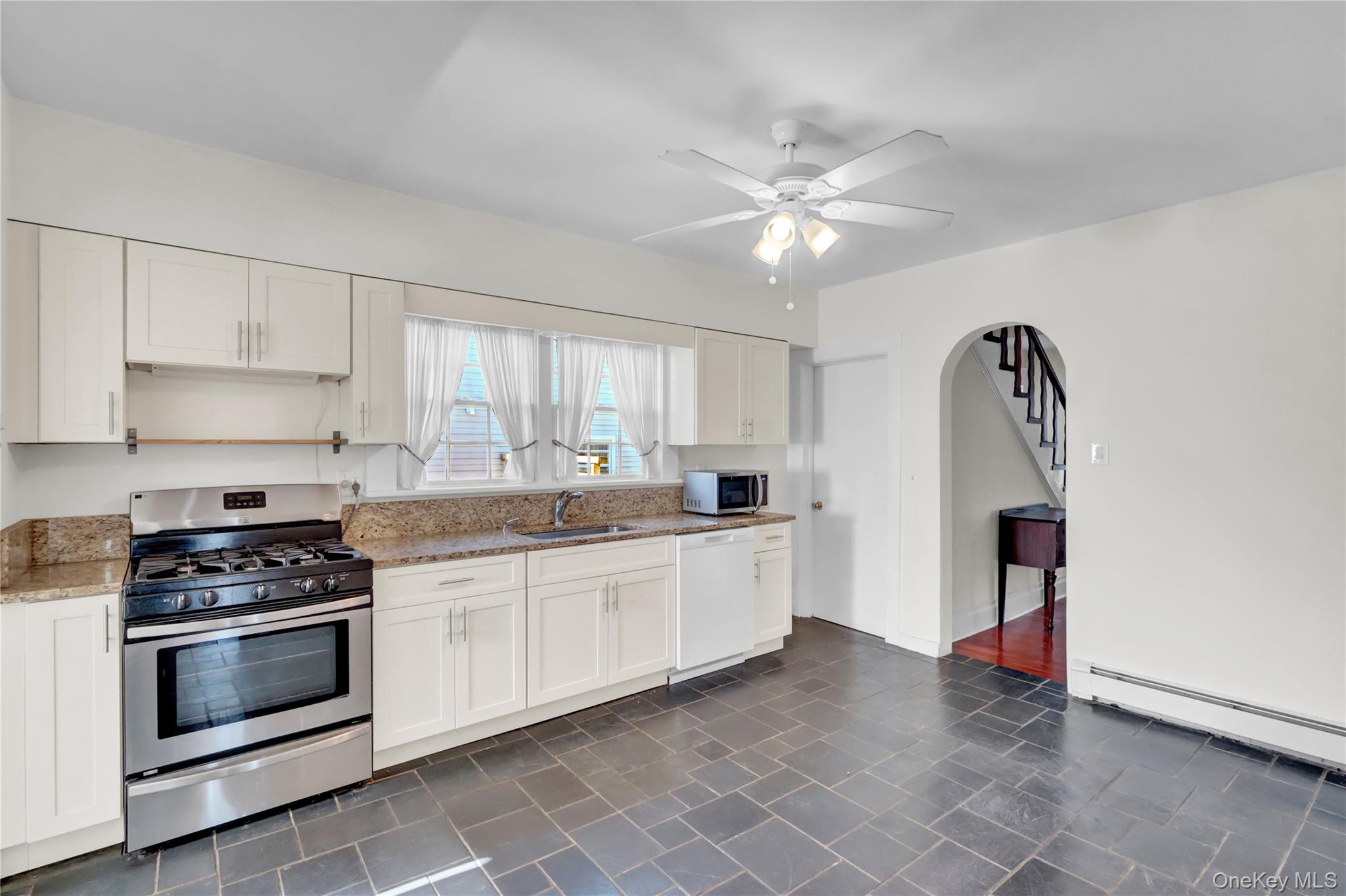 #18 photo, 31 Hiawatha Drive, Brightwaters , NY 11718