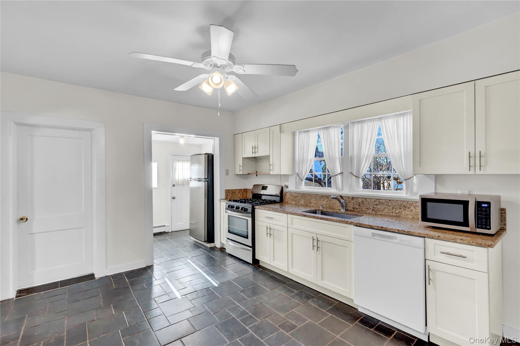 #19 photo, 31 Hiawatha Drive, Brightwaters , NY 11718