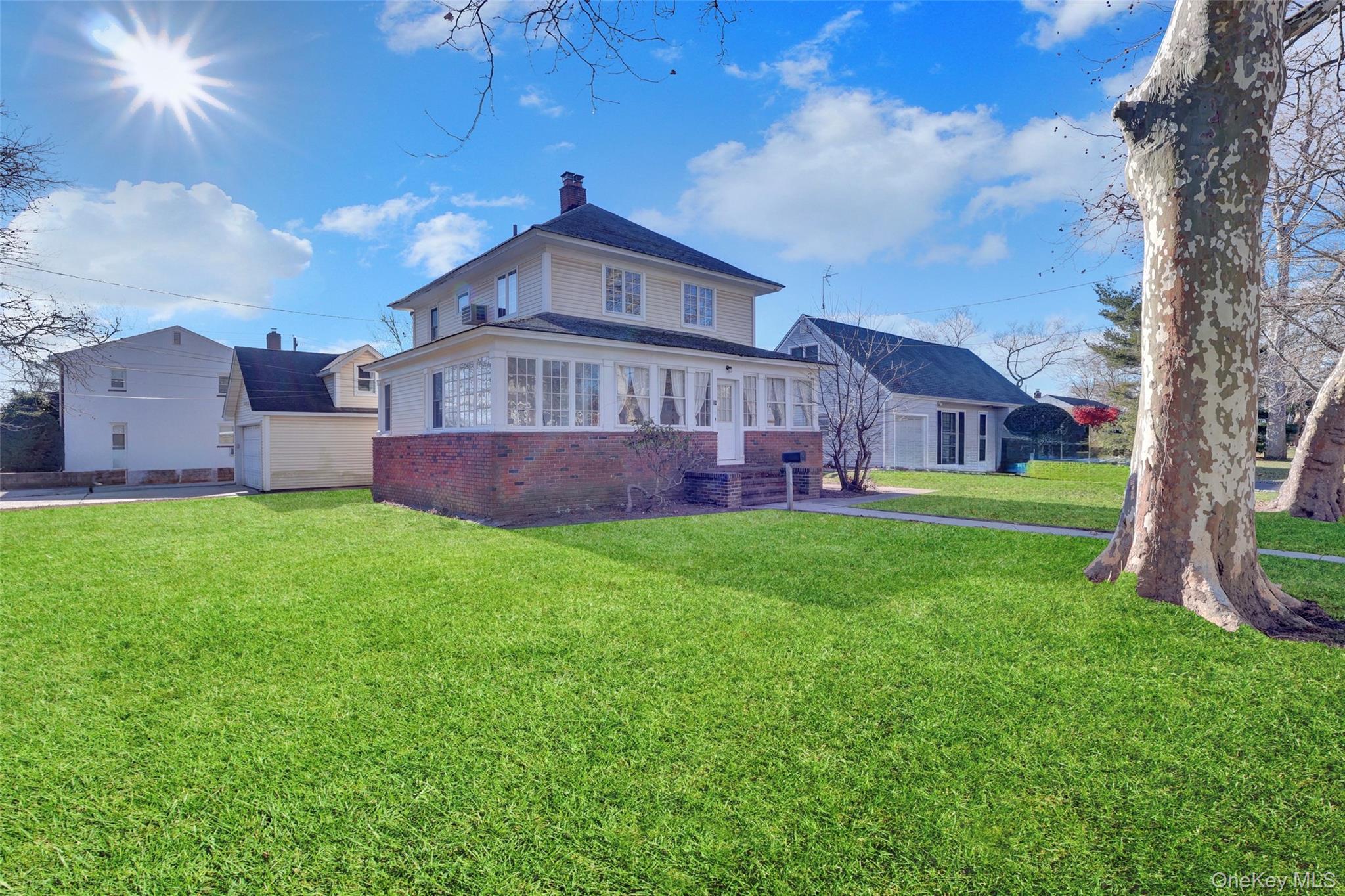 #2 photo, 31 Hiawatha Drive, Brightwaters , NY 11718