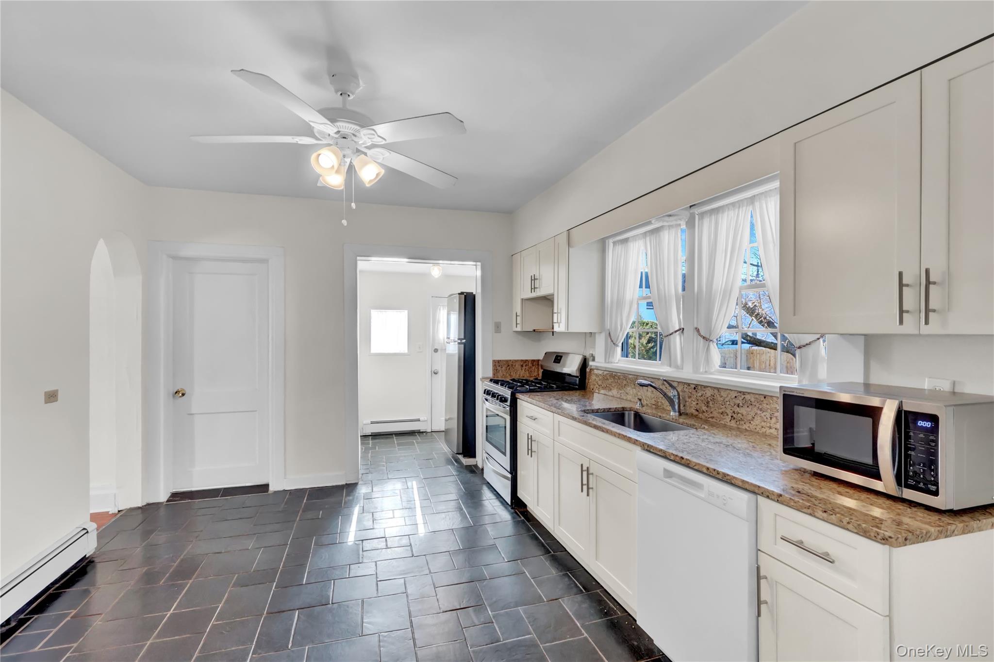 #20 photo, 31 Hiawatha Drive, Brightwaters , NY 11718