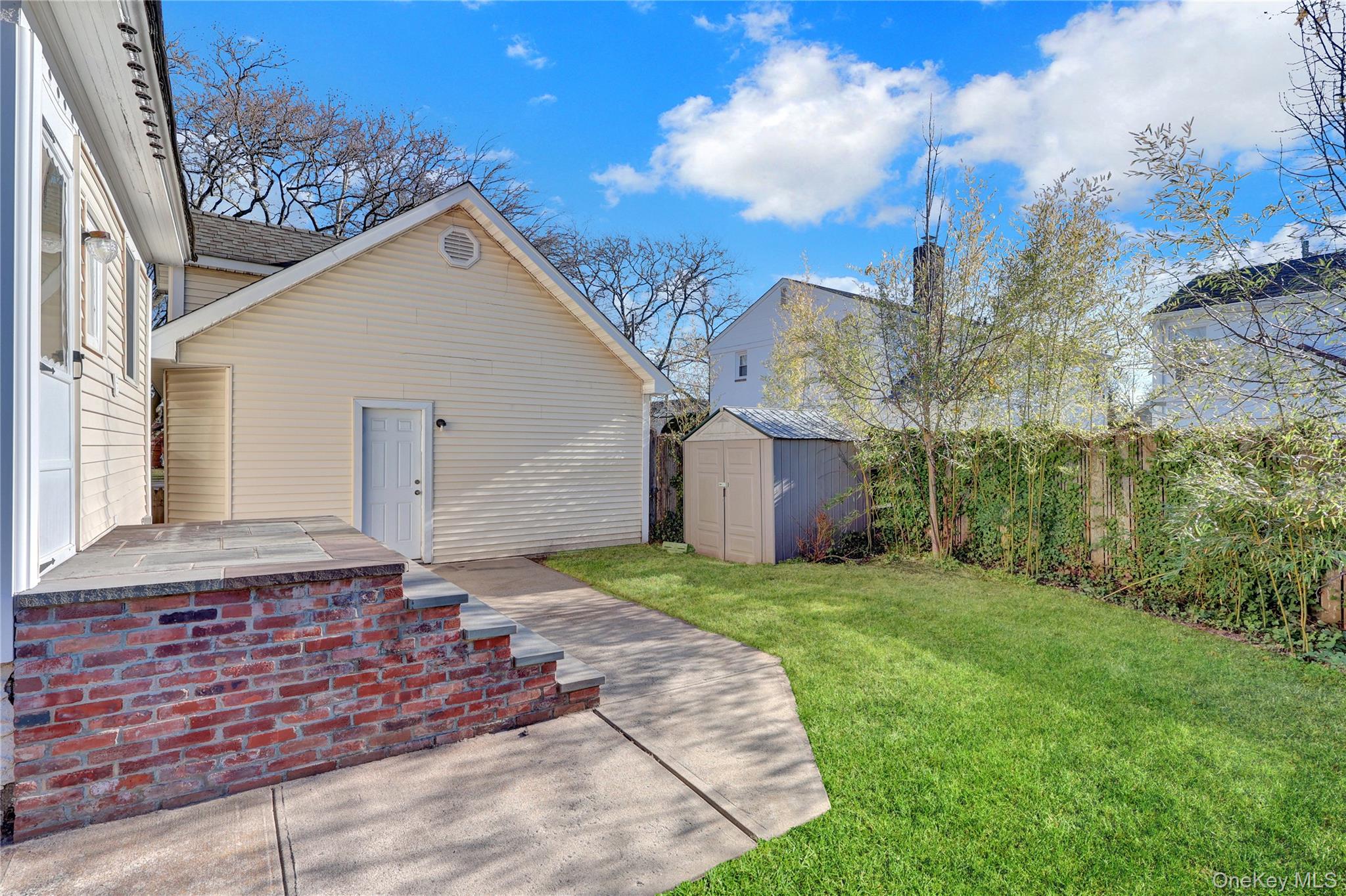 #8 photo, 31 Hiawatha Drive, Brightwaters , NY 11718