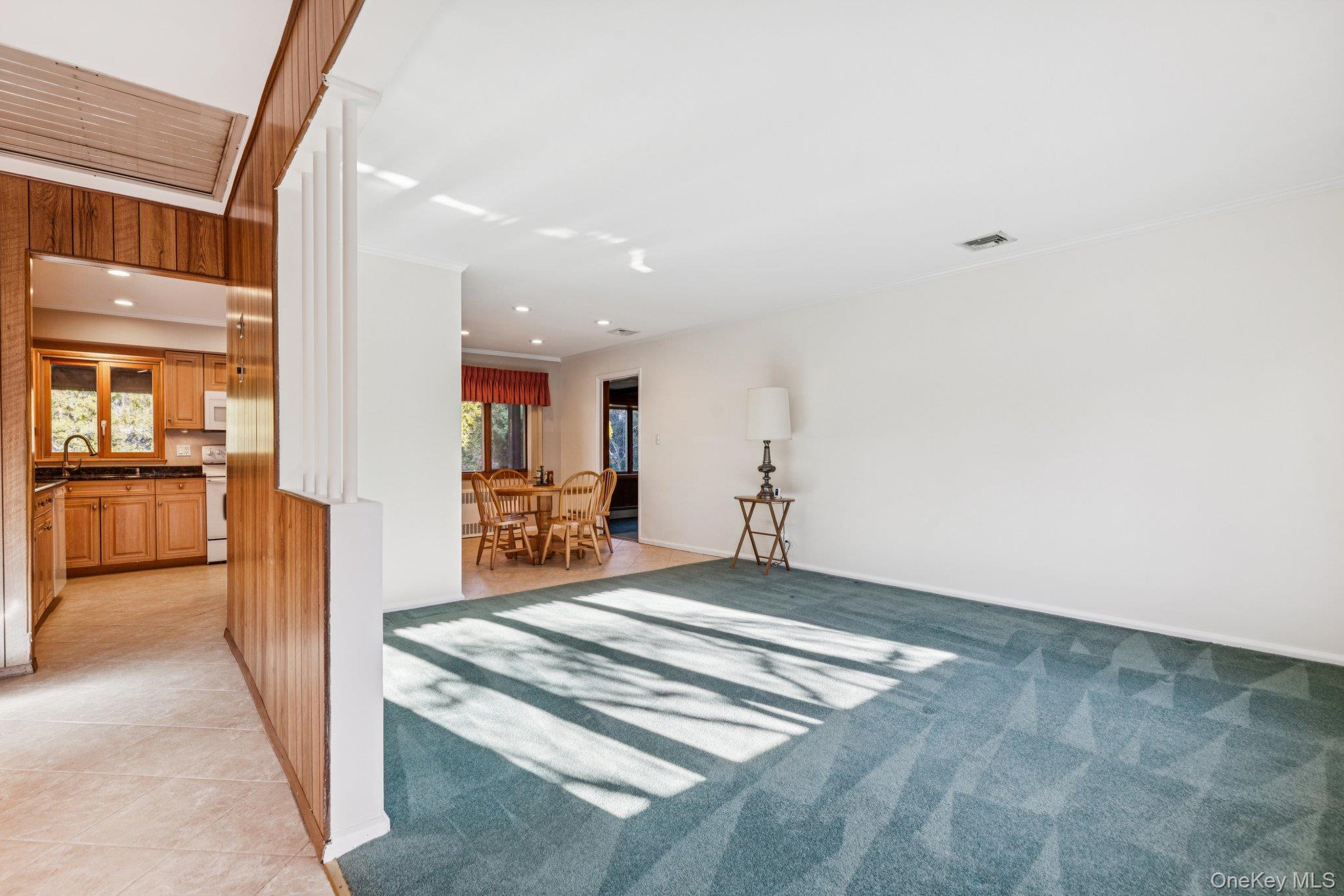 #5 photo, 6 Silver Avenue, מחוז סאפוק Huntington Station , NY 11746