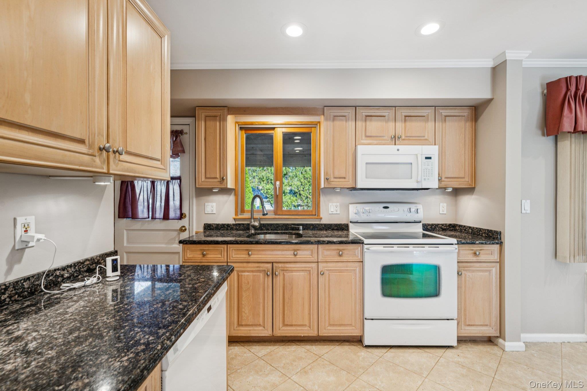 #8 photo, 6 Silver Avenue, מחוז סאפוק Huntington Station , NY 11746