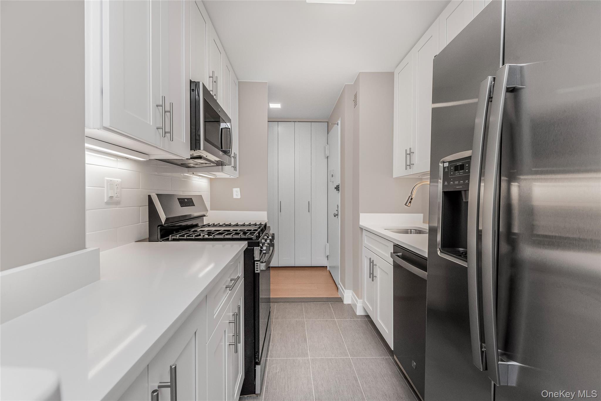 #3 photo, 3671 Hudson Manor Terrace, 브롱크스 Bronx , NY 10463