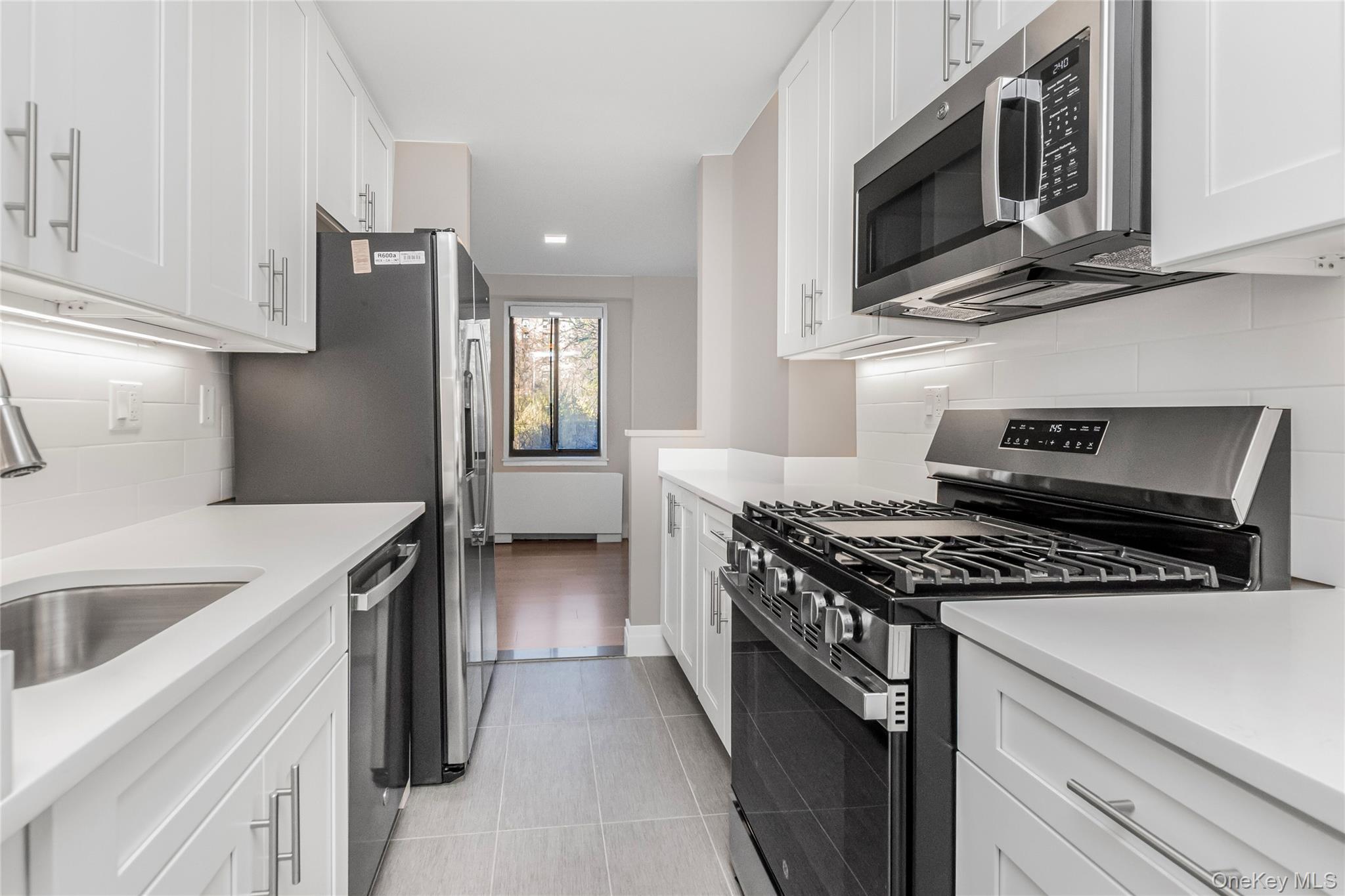 #4 photo, 3671 Hudson Manor Terrace, 브롱크스 Bronx , NY 10463