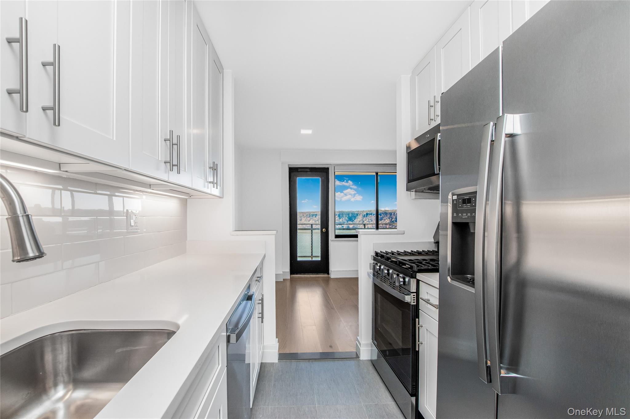 #3 photo, 3671 Hudson Manor Terrace, 브롱크스 Bronx , NY 10463