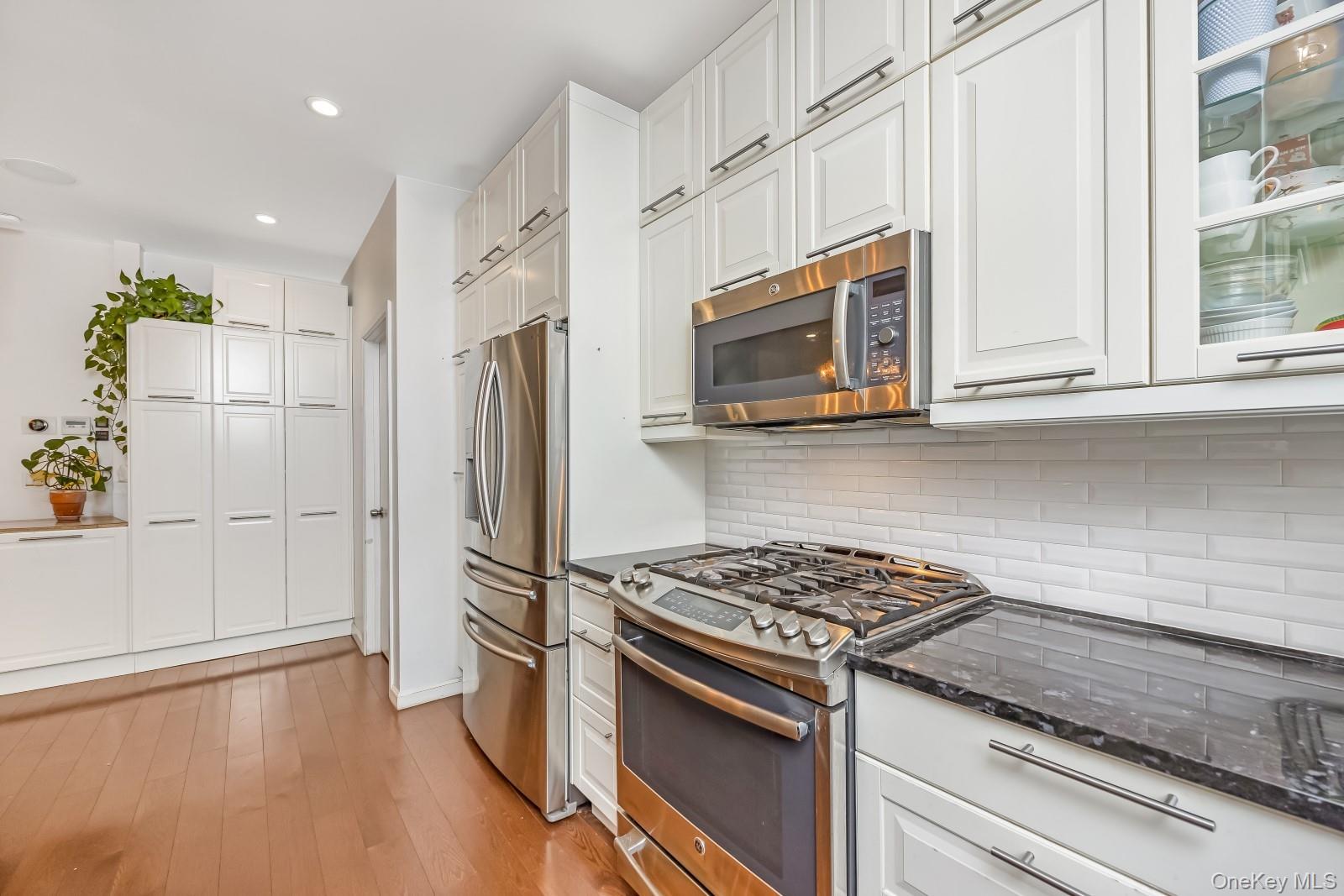 #14 photo, 64-68 83 Place, 뉴욕퀸즈 Middle Village , NY 11379