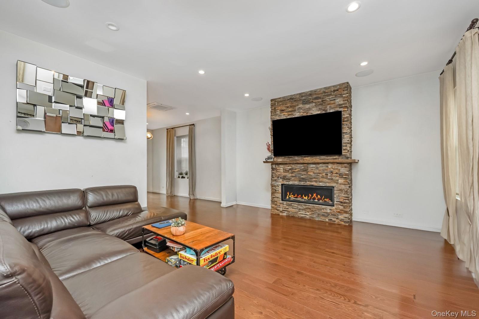 #6 photo, 64-68 83 Place, 뉴욕퀸즈 Middle Village , NY 11379