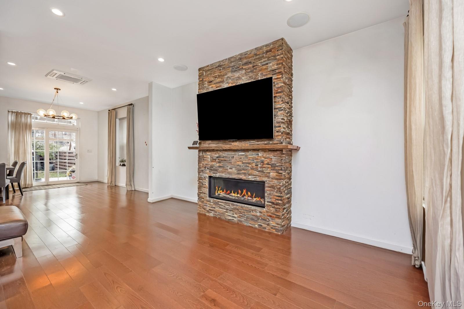 #9 photo, 64-68 83 Place, 뉴욕퀸즈 Middle Village , NY 11379