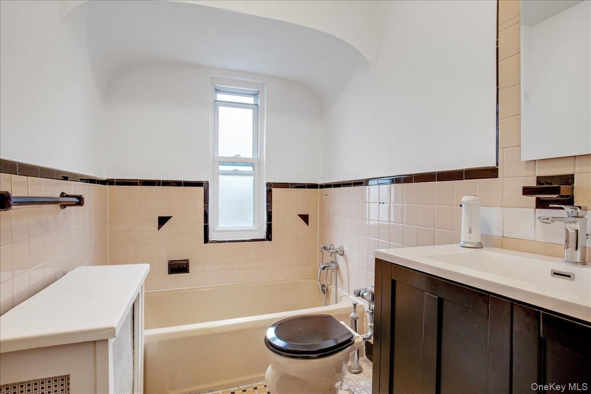 #11 photo, 6409 78th Street, 皇后区 中村 Middle Village , NY 11379