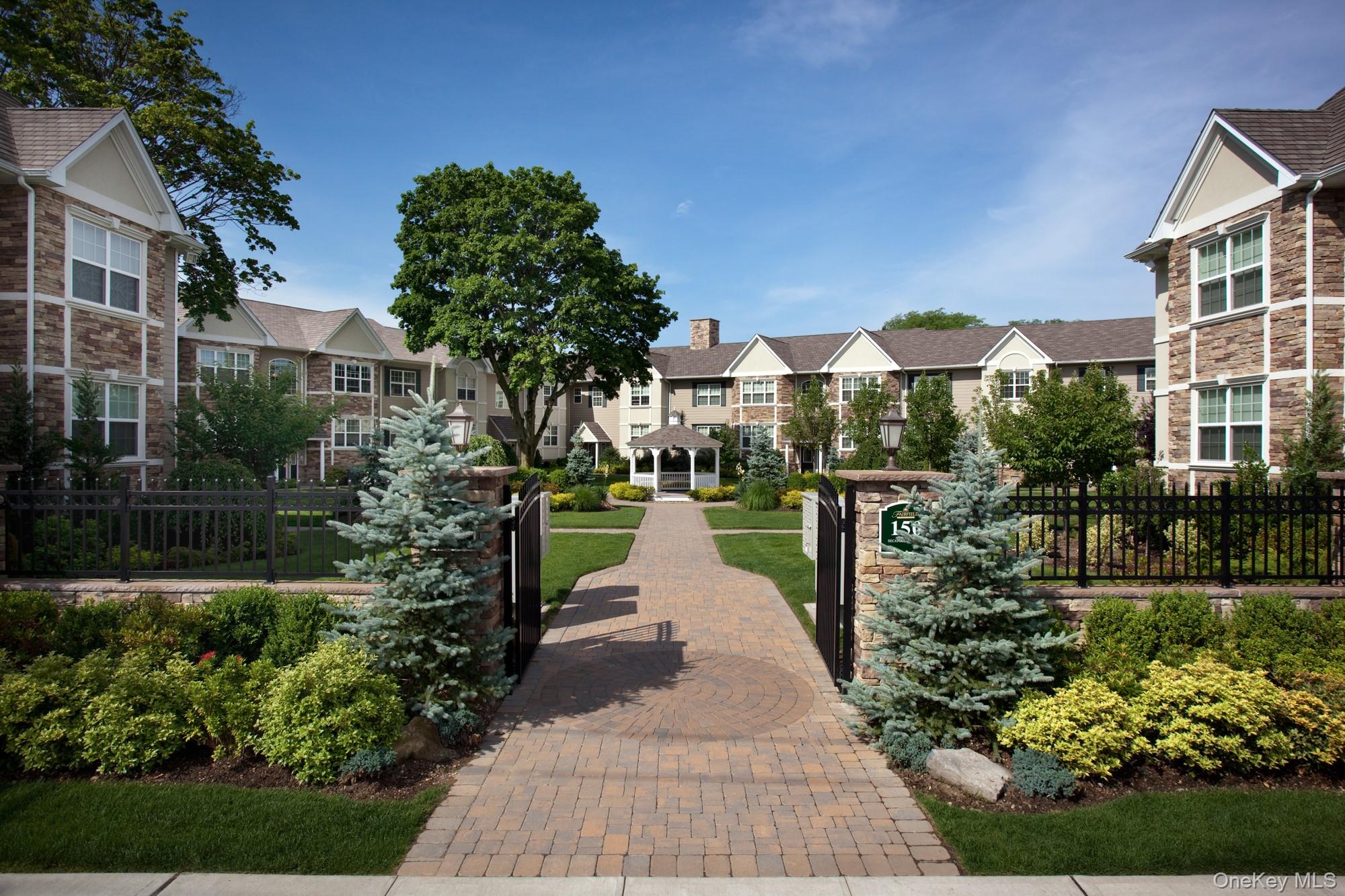 #1 photo, 150 Secatogue Avenue, מחוז נסאו Farmingdale , NY 11735