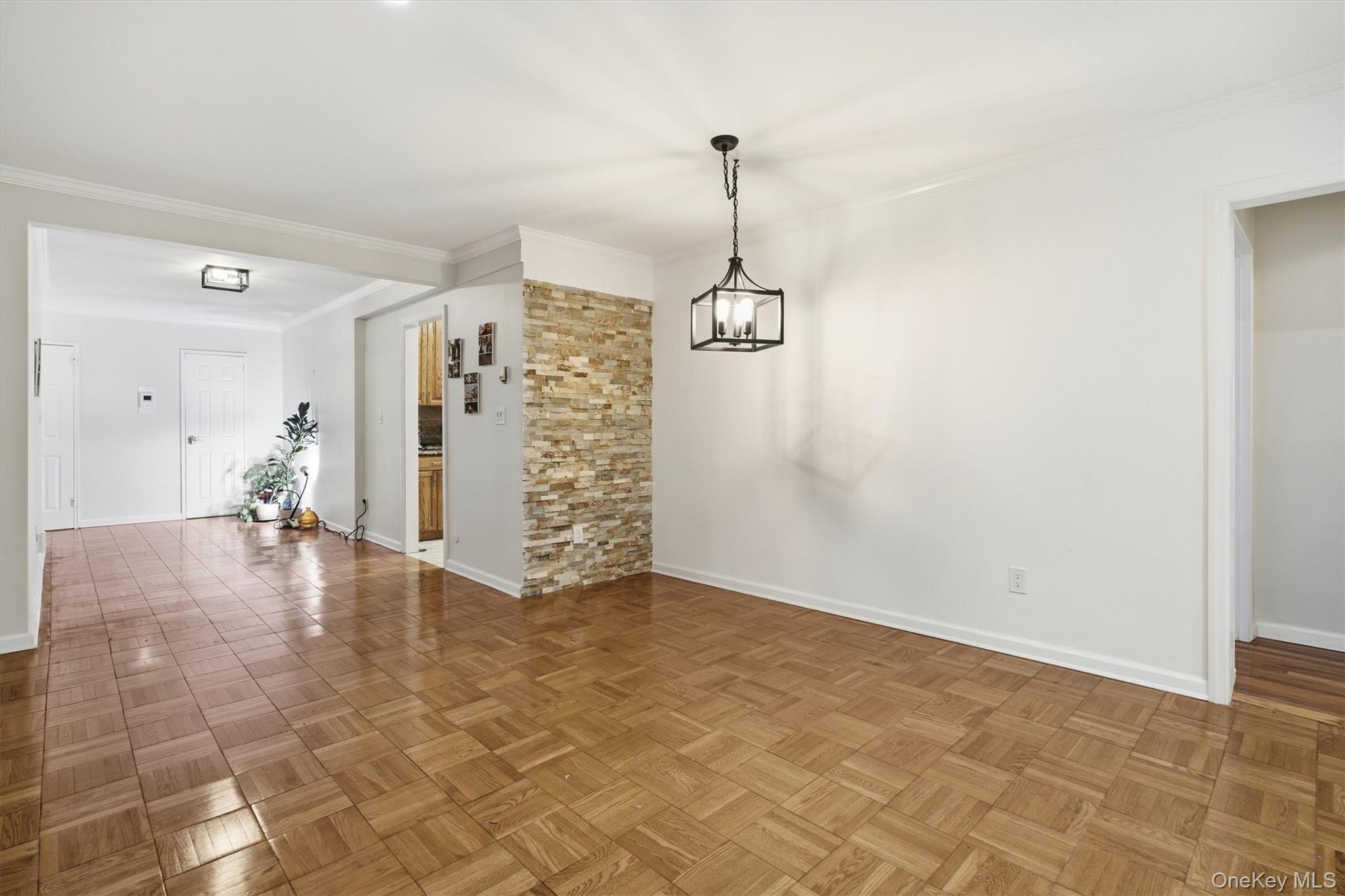 #4 photo, 25 Chapel Pl., Great Neck , NY 11021