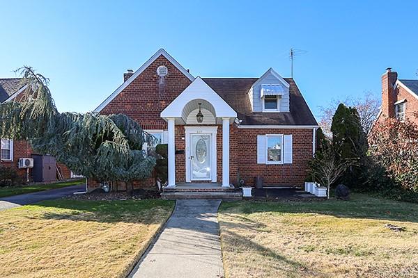 #1 photo, 665 FOCH Boulevard, Williston Park , NY 11596