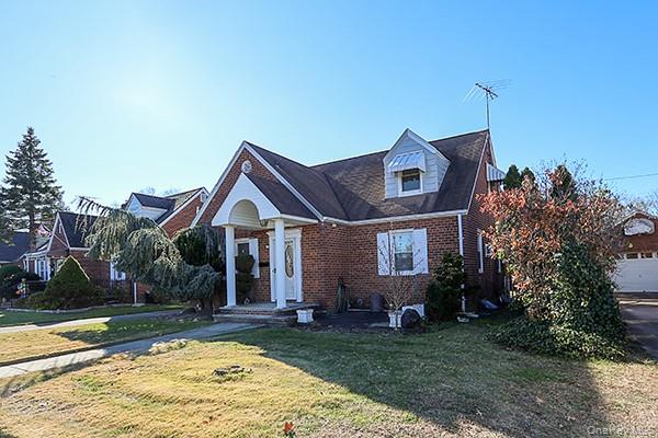 #2 photo, 665 FOCH Boulevard, Williston Park , NY 11596