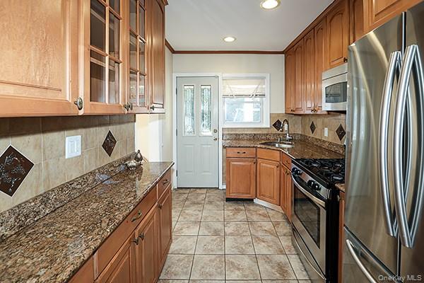 #7 photo, 665 FOCH Boulevard, Williston Park , NY 11596