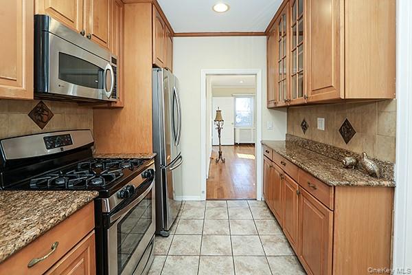 #8 photo, 665 FOCH Boulevard, Williston Park , NY 11596