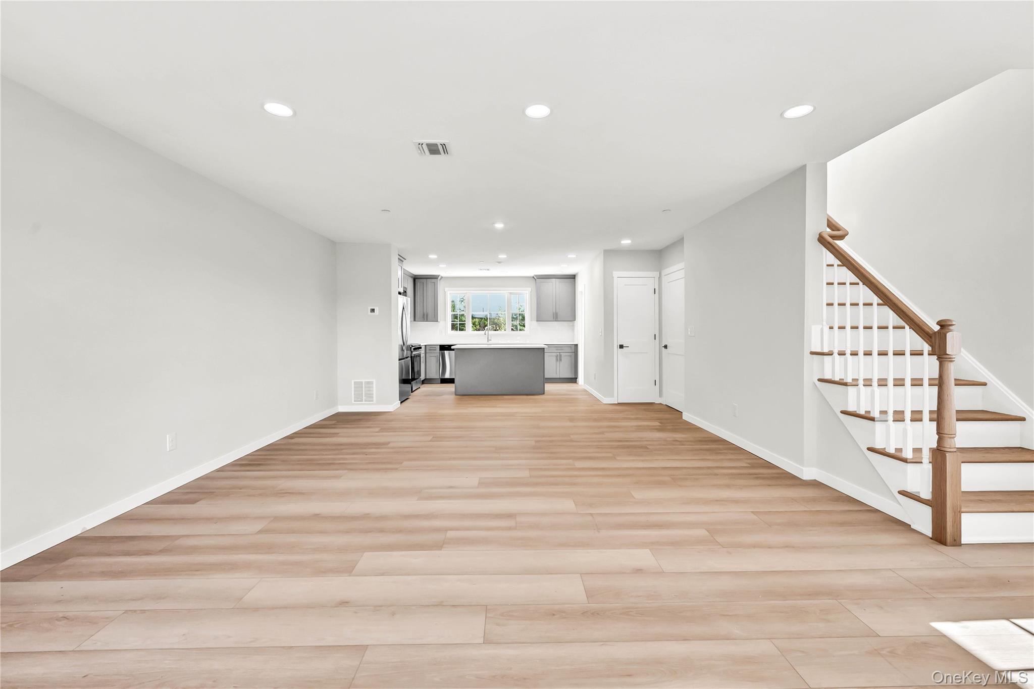 #14 photo, 670 E Main Street, Jefferson Valley , NY 10535