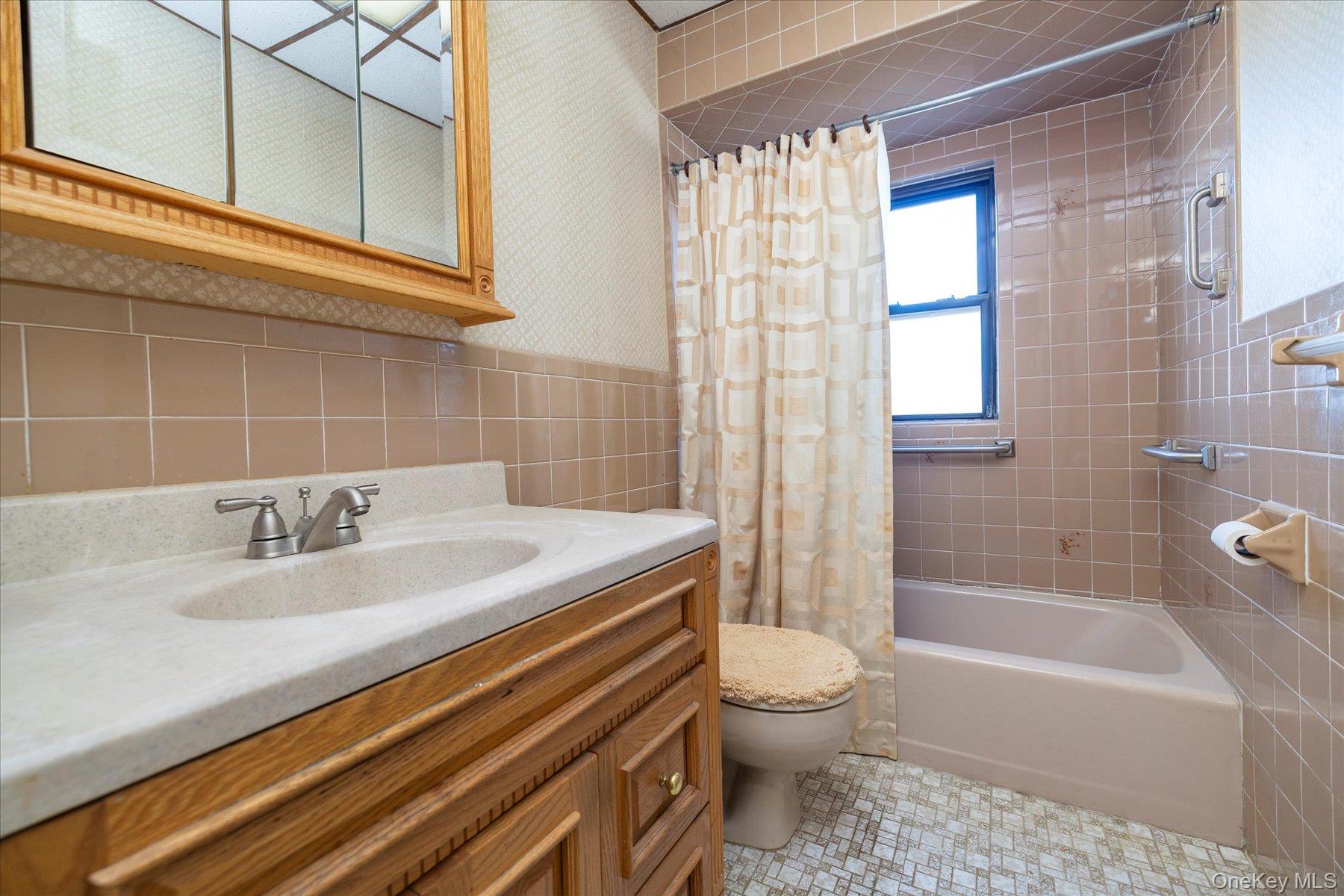 #12 photo, 53-54 66th Street, קווינס Maspeth , NY 11378