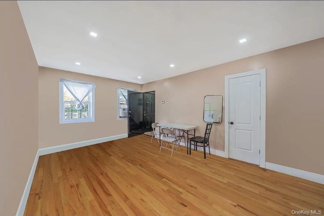 #8 photo, 20202 109th Avenue, कुईंस Saint Albans , NY 11412