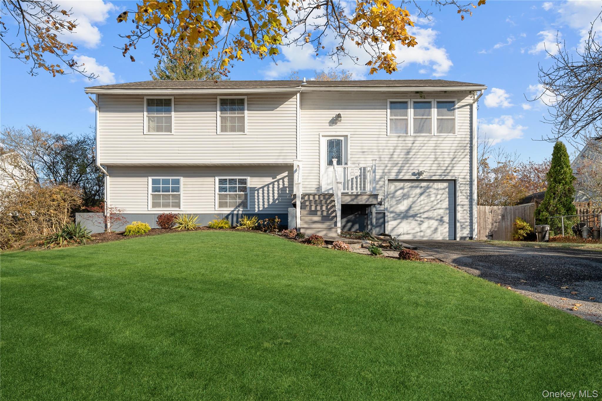 #1 photo, 60 Mercury Avenue, Саффолк ‖ East Patchogue , NY 11772