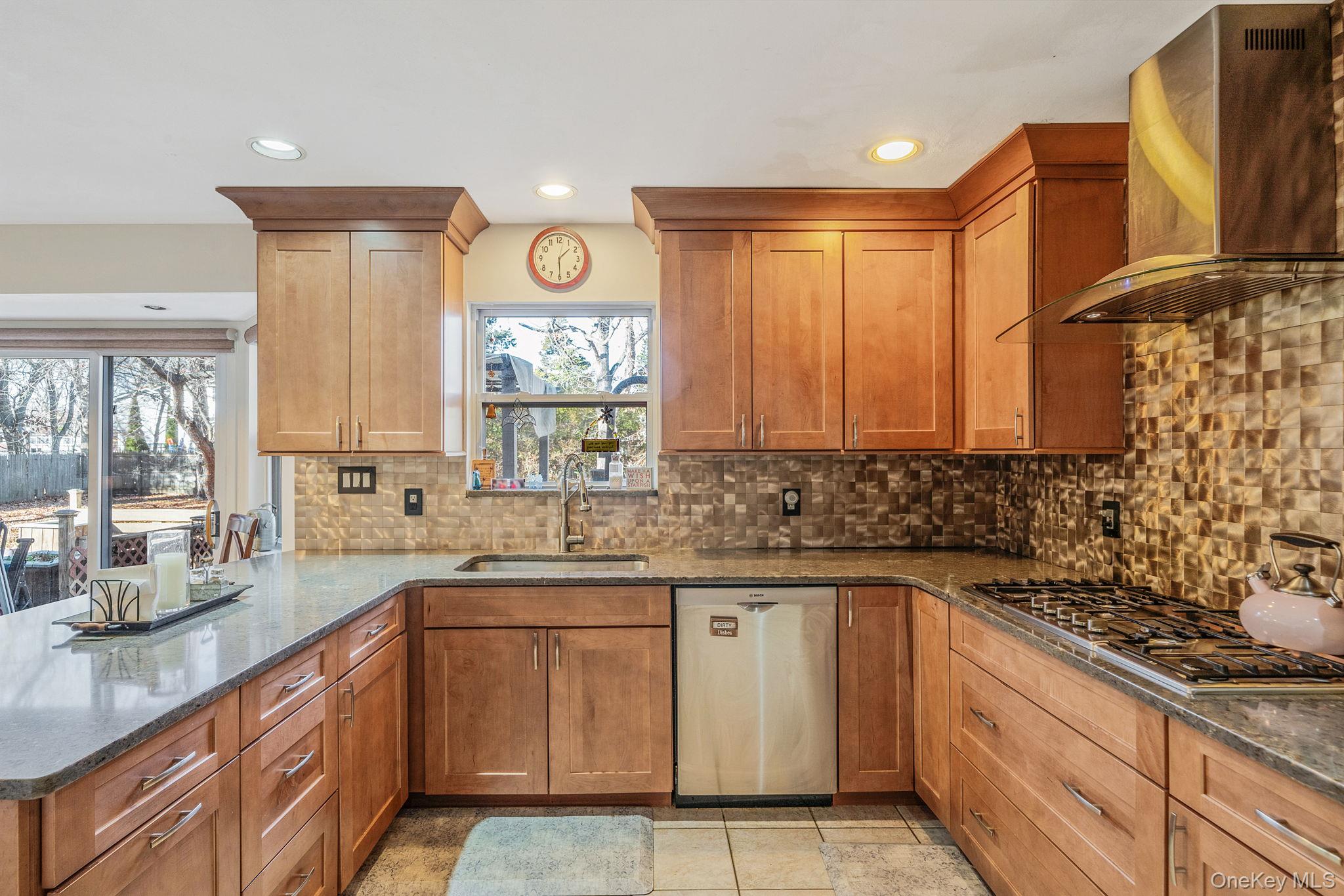 #11 photo, 9 Minto Court, מחוז סאפוק Centereach , NY 11720