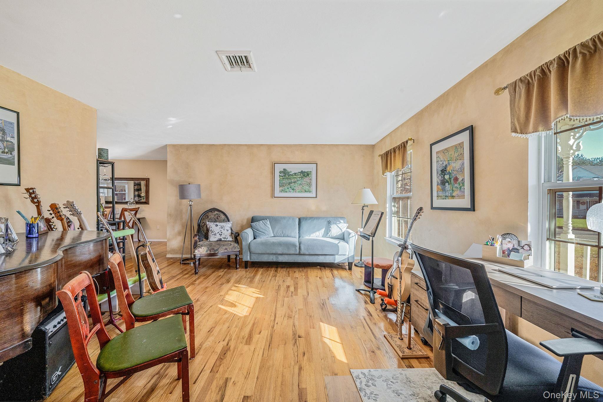 #5 photo, 9 Minto Court, מחוז סאפוק Centereach , NY 11720