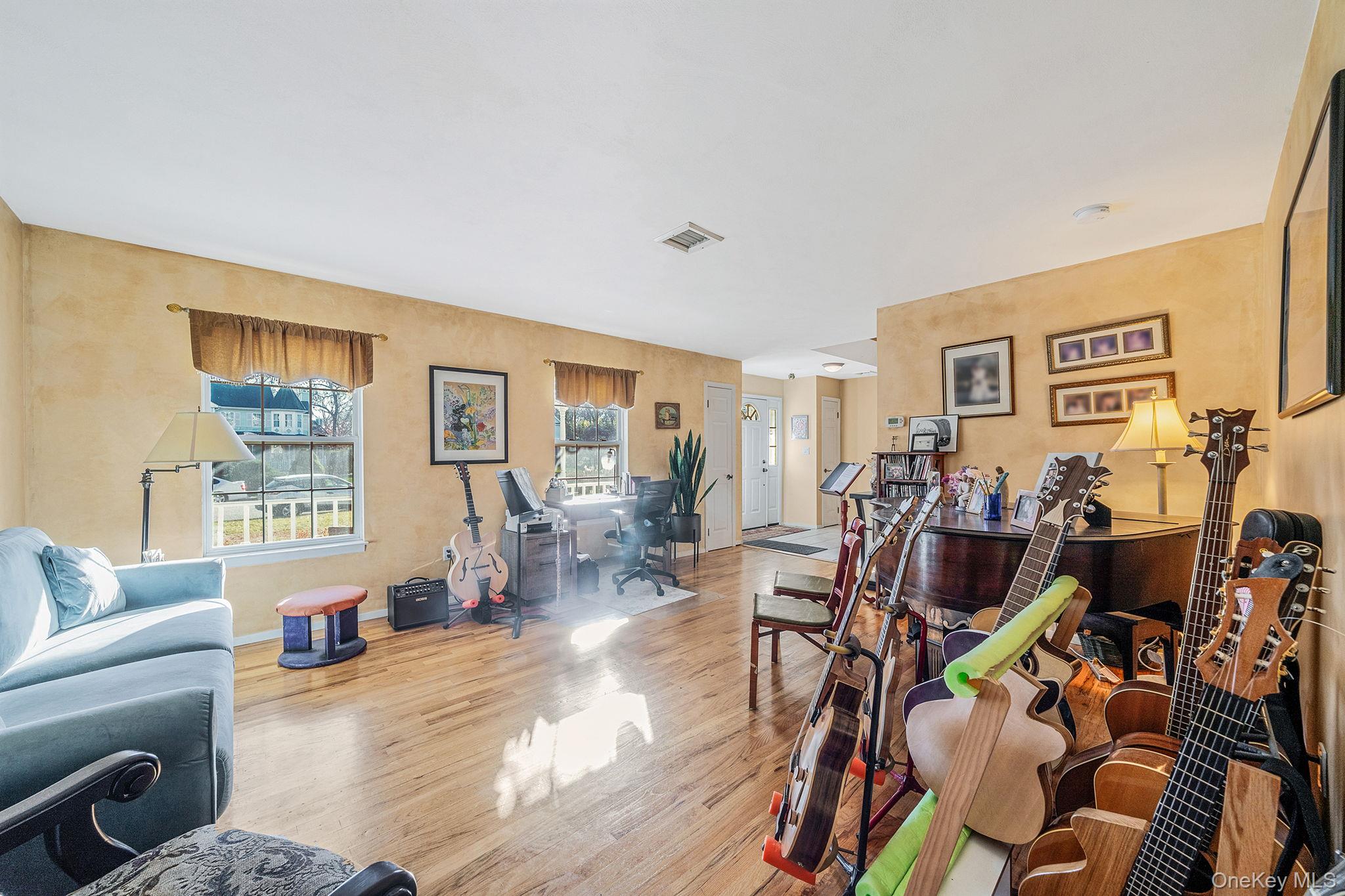 #6 photo, 9 Minto Court, מחוז סאפוק Centereach , NY 11720