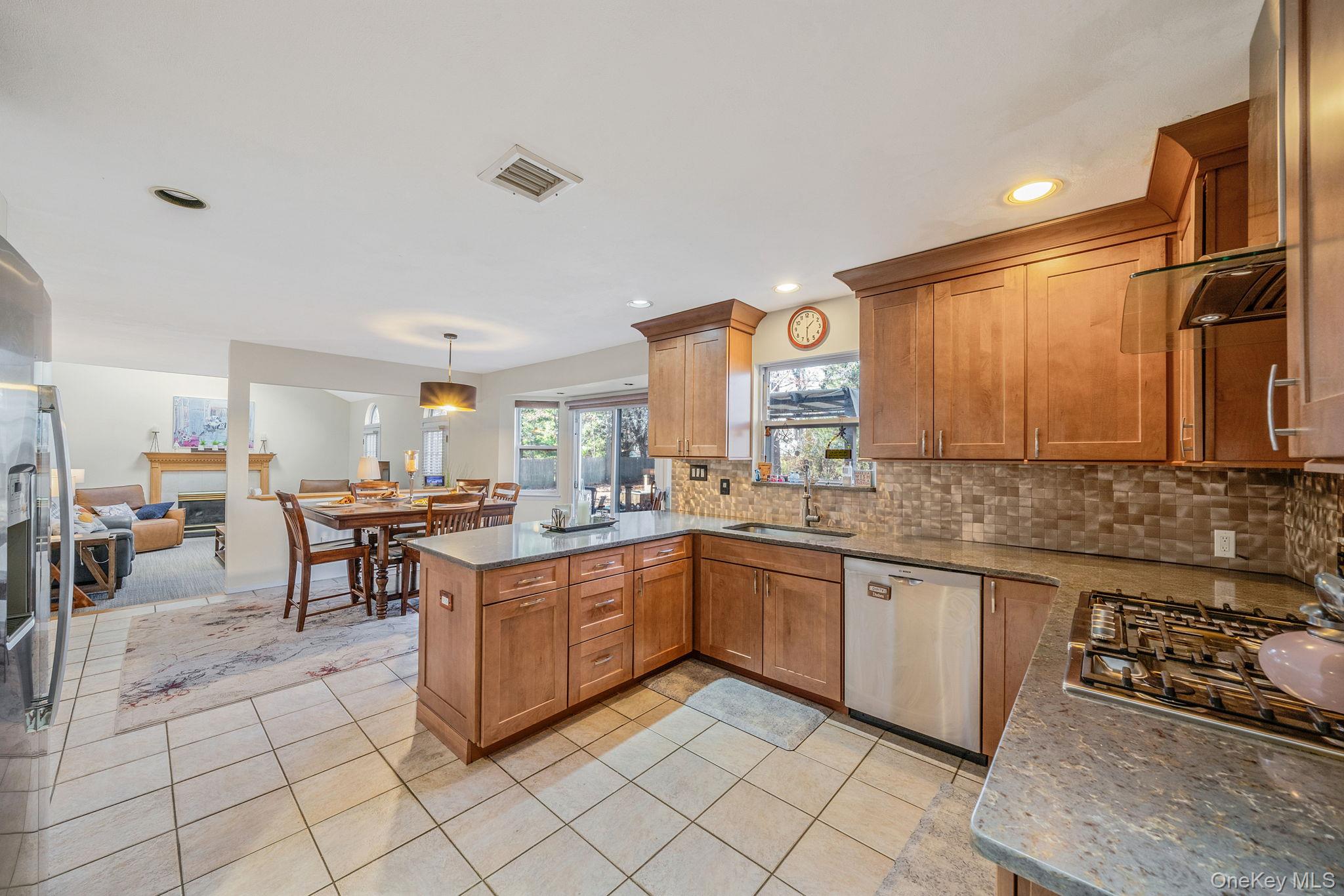 #9 photo, 9 Minto Court, מחוז סאפוק Centereach , NY 11720