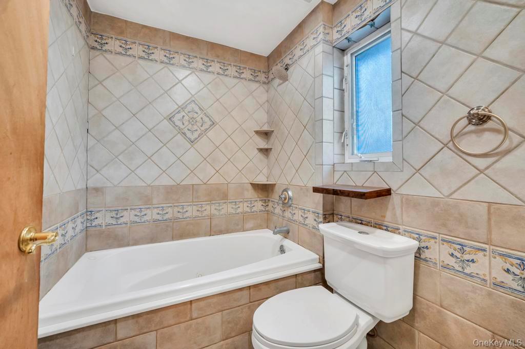 #17 photo, 88 Marlboro Road, מחוז נסאו Valley Stream , NY 11581