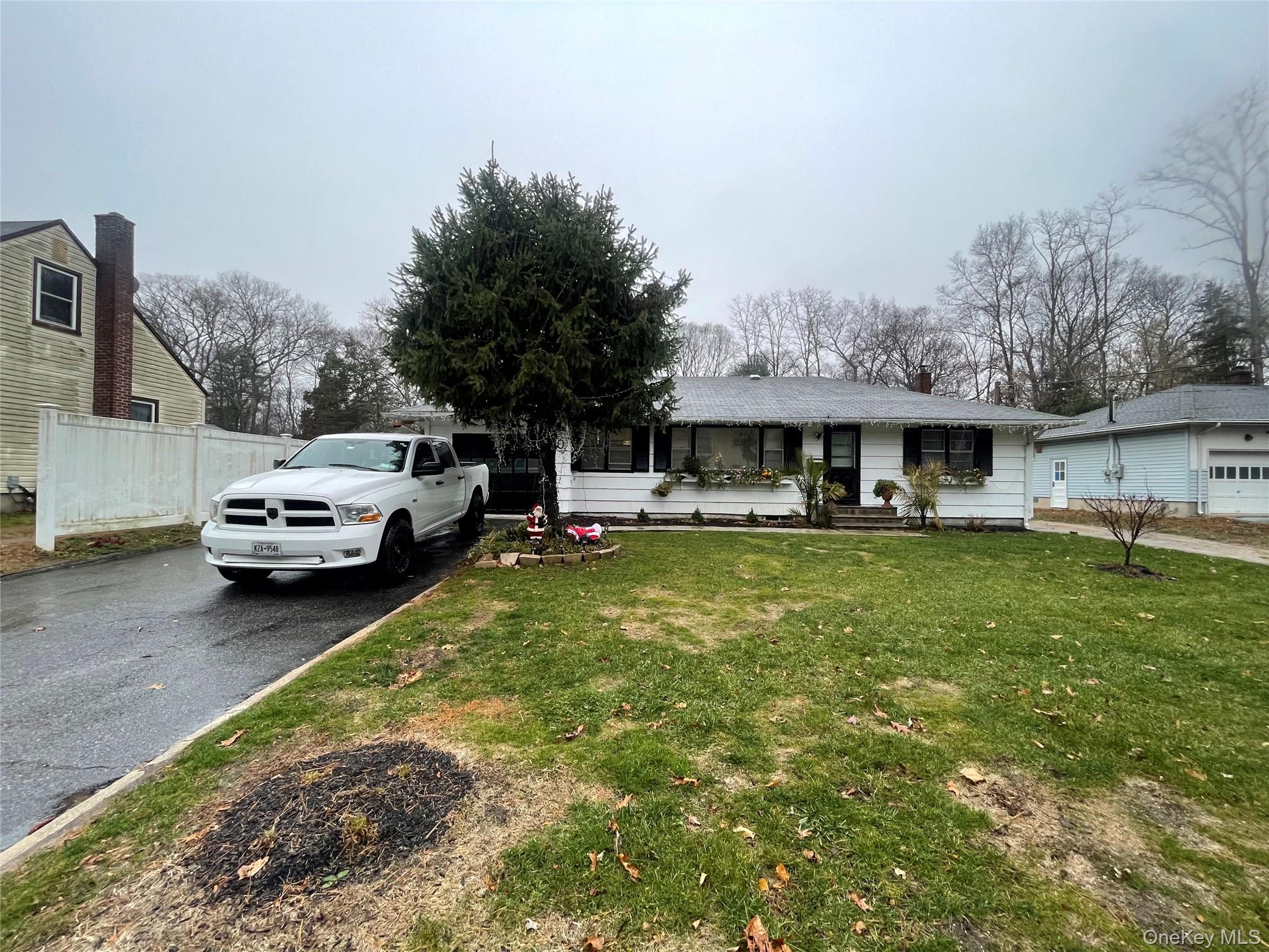 #1 photo, 30 Oakcrest Avenue, מחוז סאפוק Middle Island , NY 11953