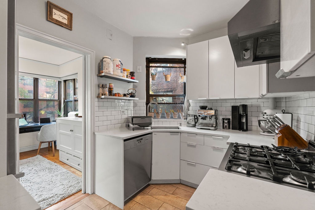 #10 photo, 225 E 74th Street, Upper East Side , NY 10021