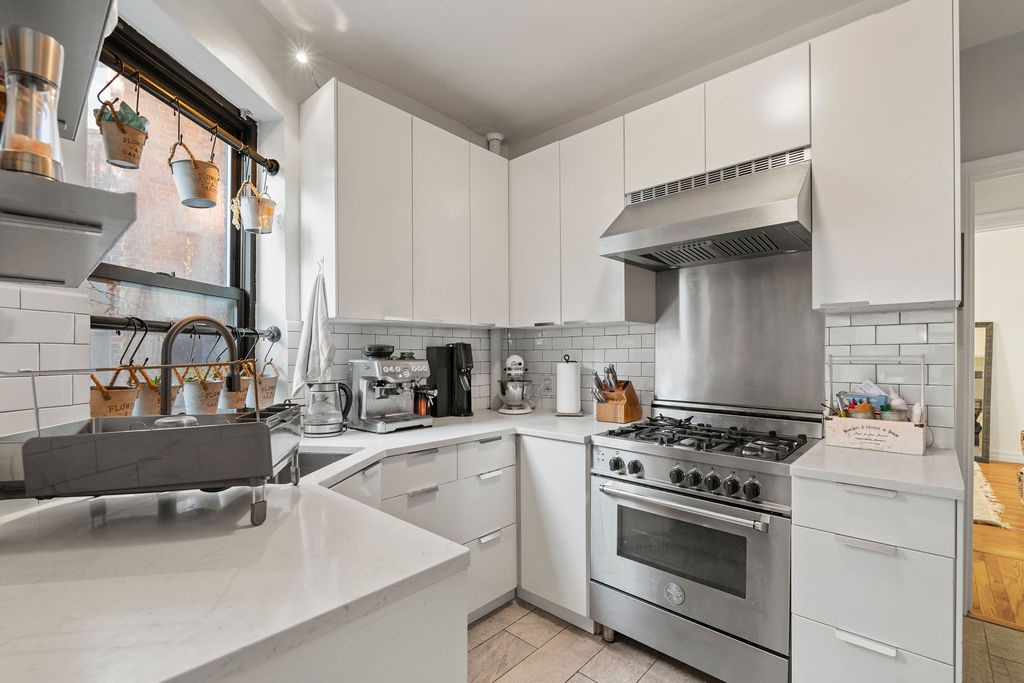 #9 photo, 225 E 74th Street, Upper East Side , NY 10021