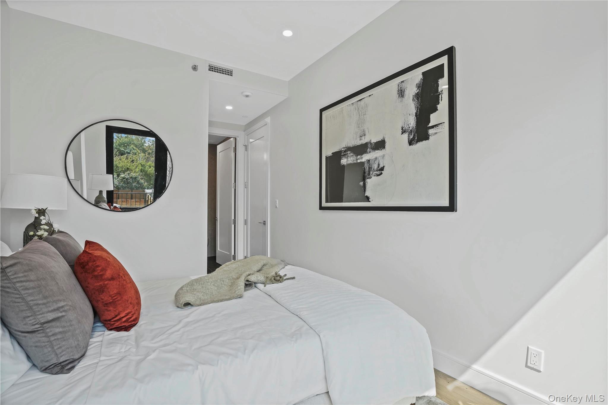 #12 photo, 21-31 Shore Boulevard, קווינס Astoria , NY 11105