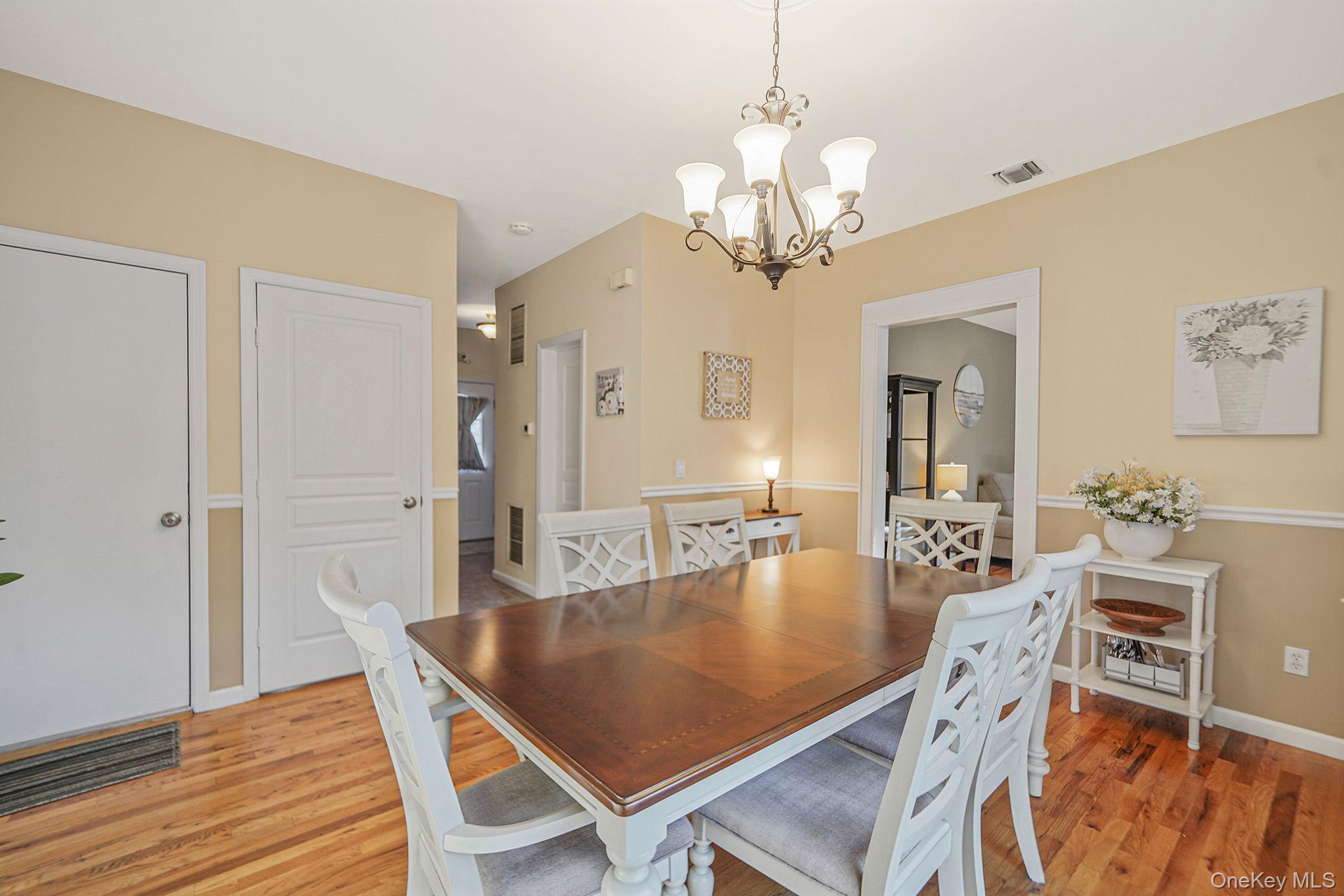 #13 photo, 194 Oxhead Road, מחוז סאפוק Centereach , NY 11720