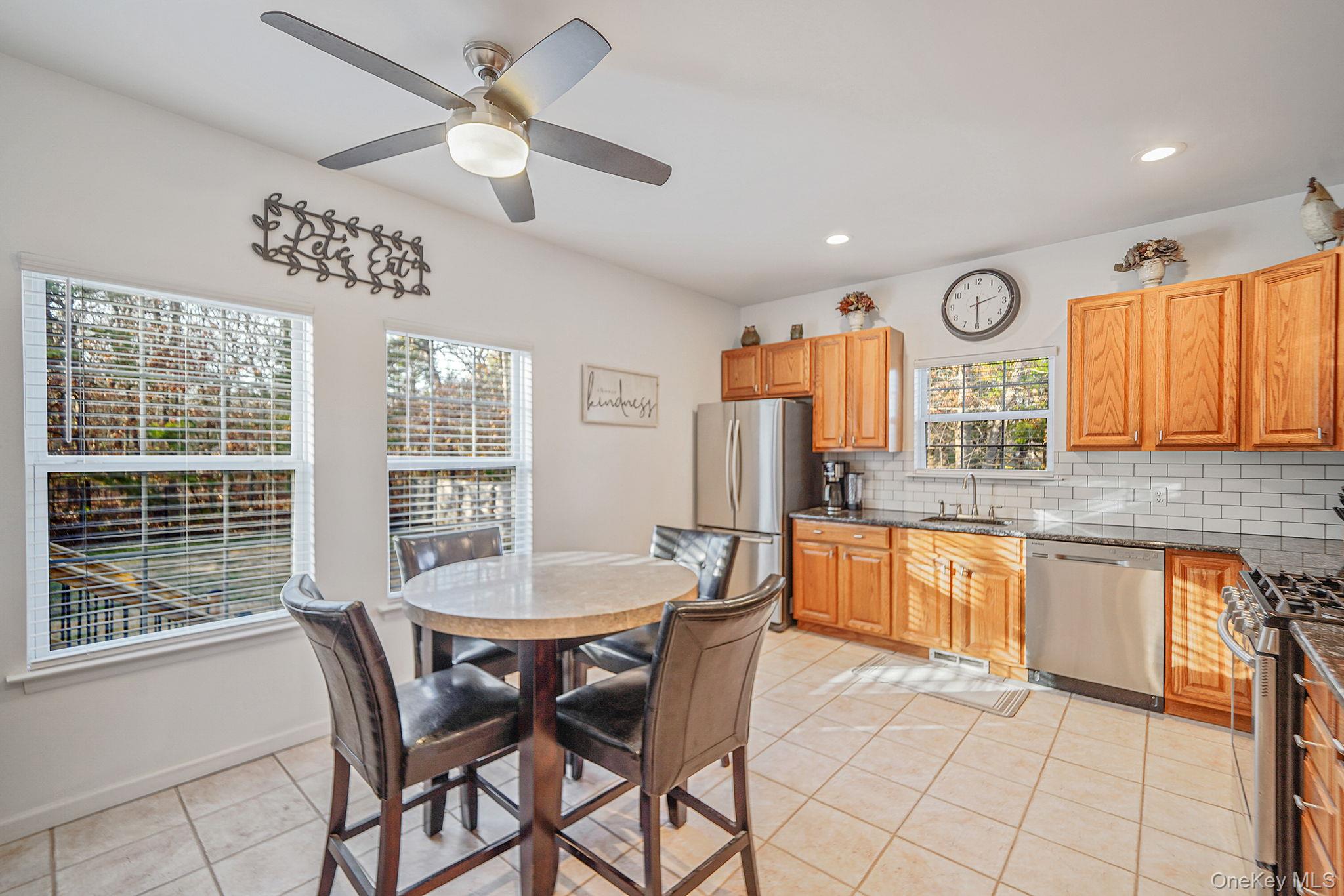 #8 photo, 194 Oxhead Road, מחוז סאפוק Centereach , NY 11720