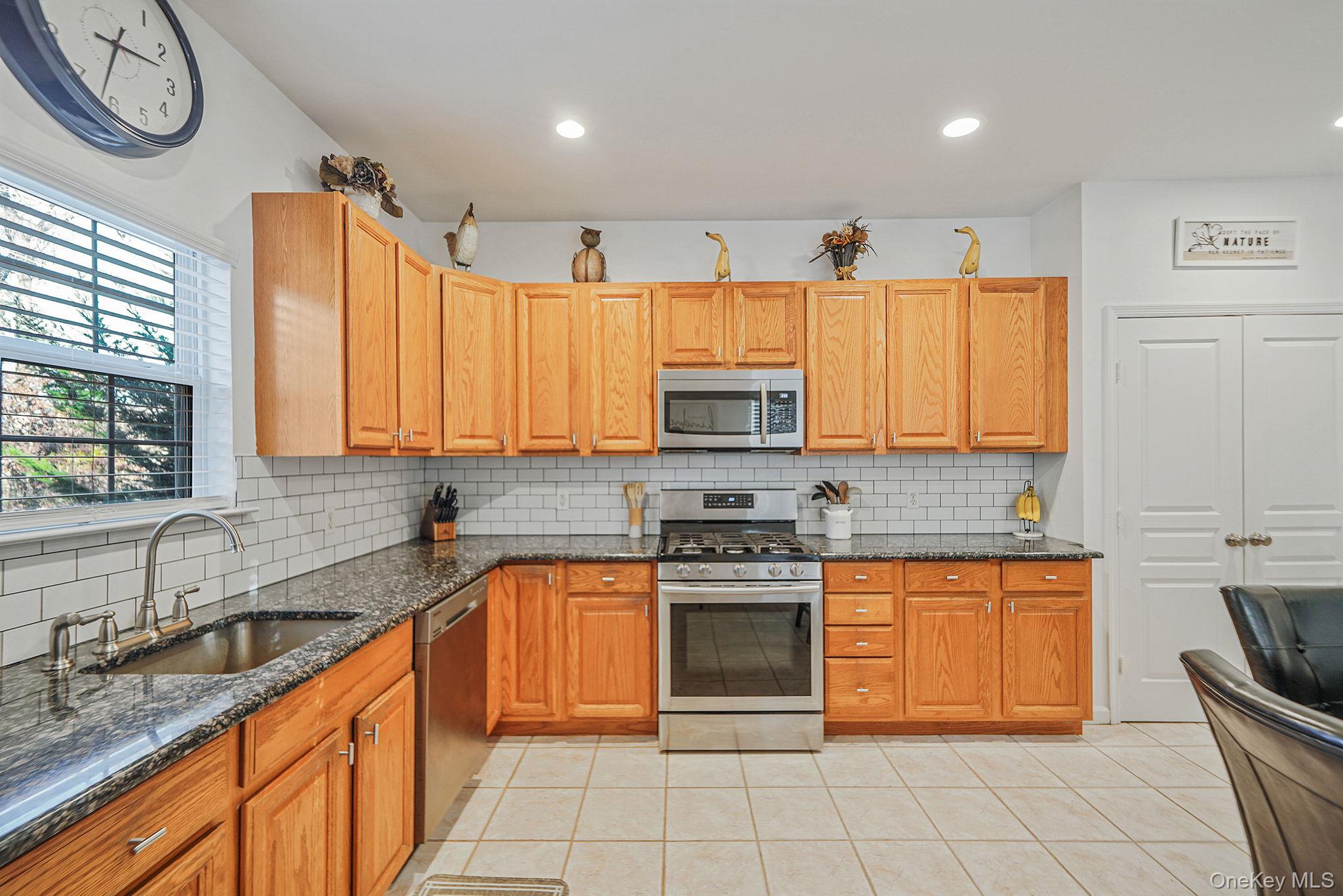 #9 photo, 194 Oxhead Road, מחוז סאפוק Centereach , NY 11720