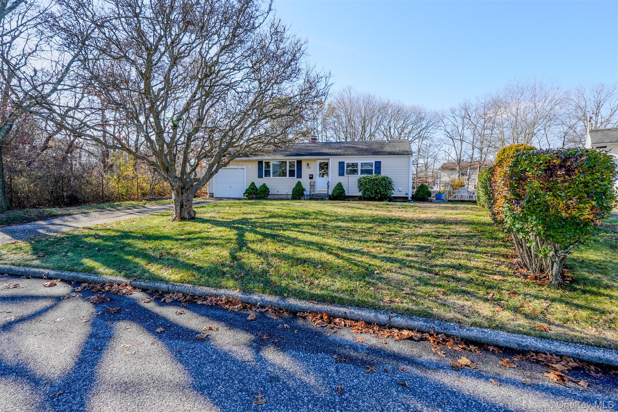 #1 photo, 170 Sugarwood Lane, מחוז סאפוק Central Islip , NY 11722