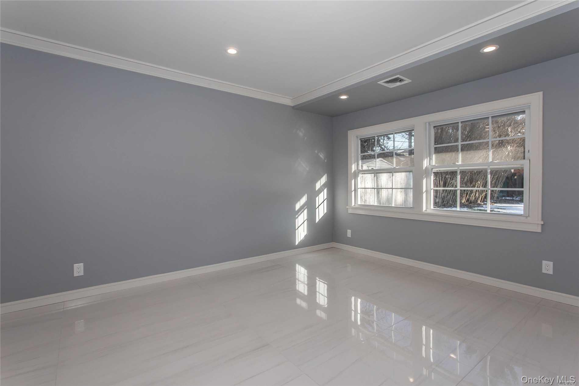 #11 photo, 292 Acre Lane, हिक्सविले Hicksville , NY 11801