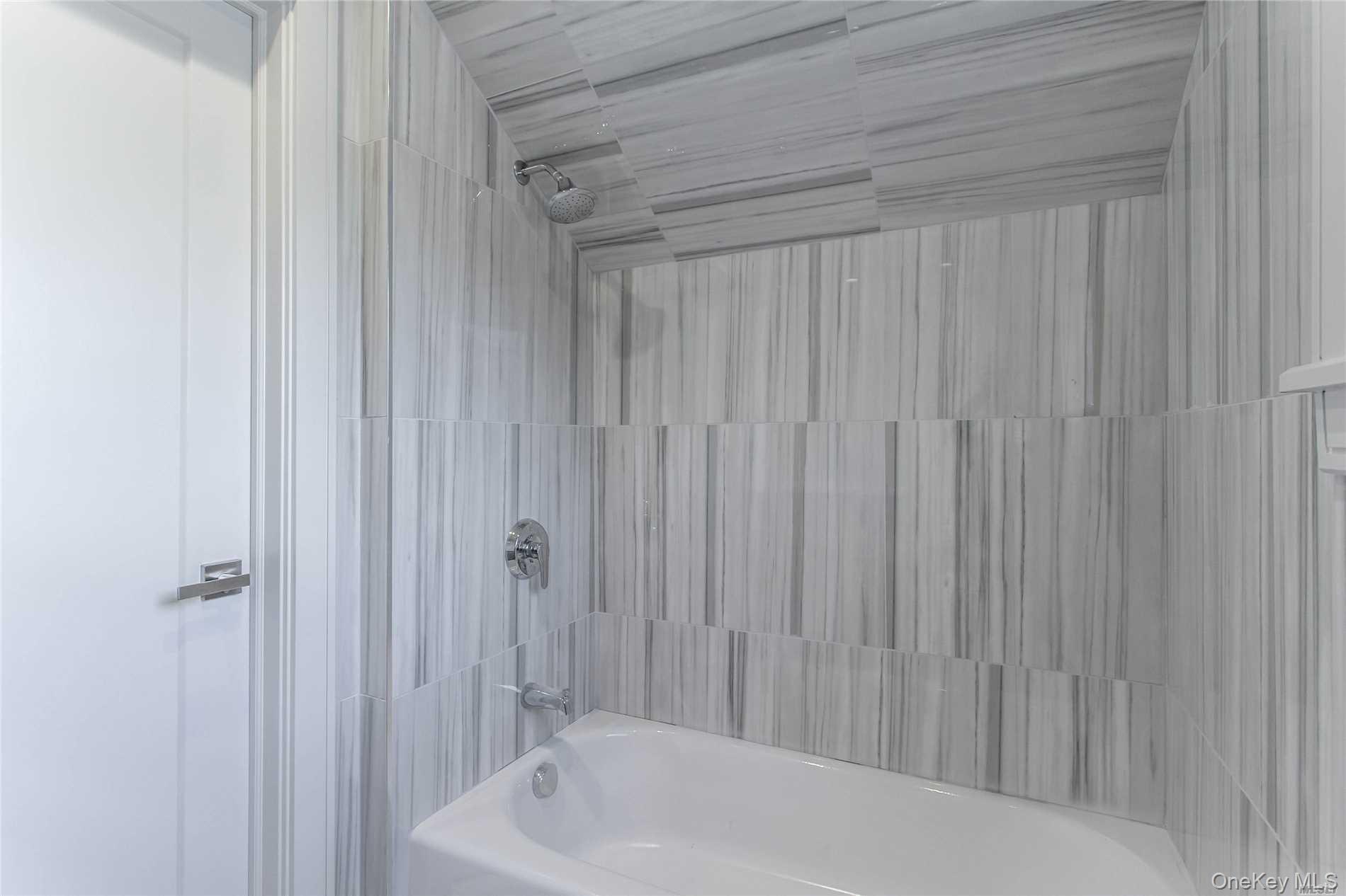 #18 photo, 292 Acre Lane, हिक्सविले Hicksville , NY 11801