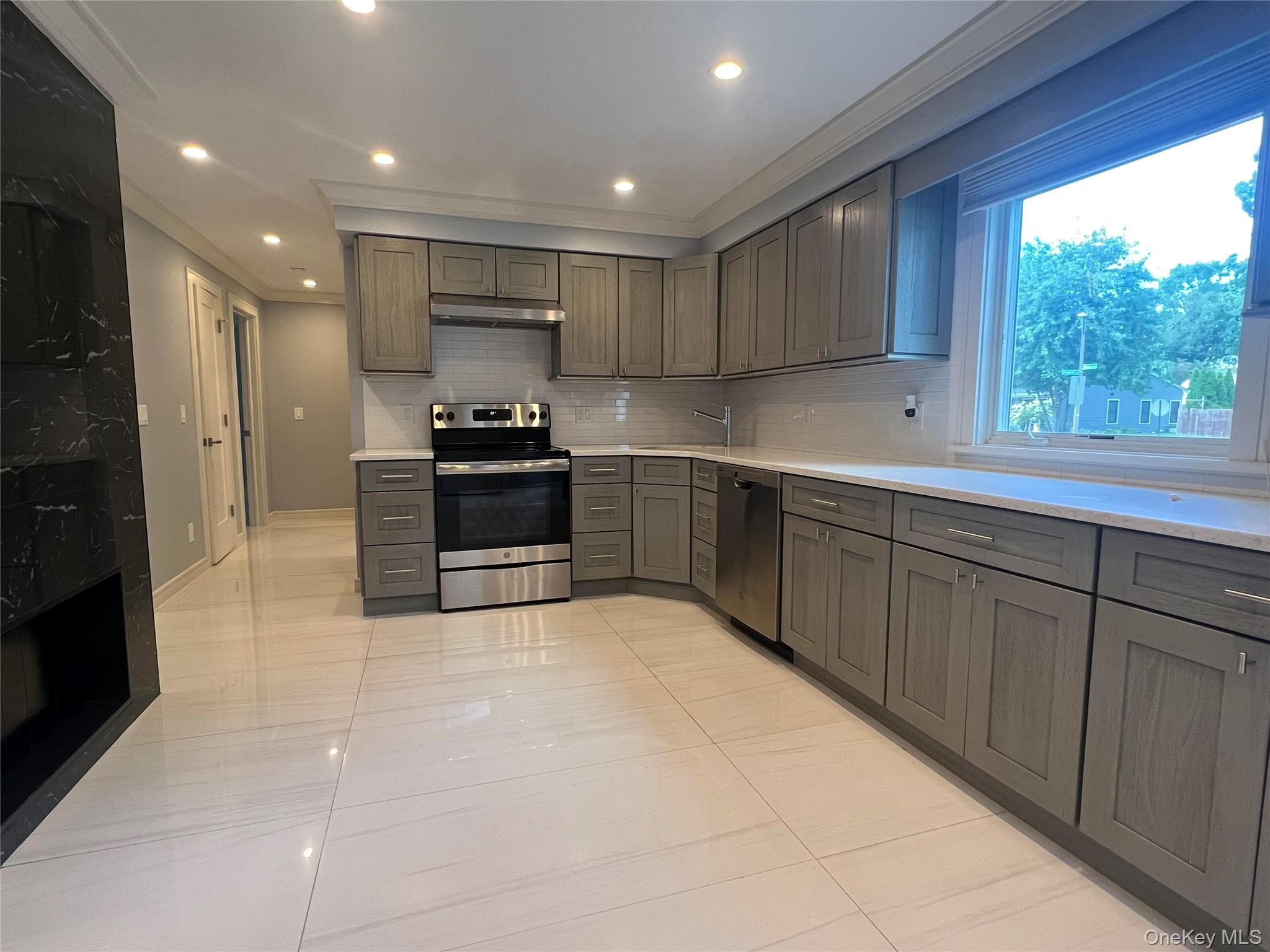 #4 photo, 292 Acre Lane, हिक्सविले Hicksville , NY 11801