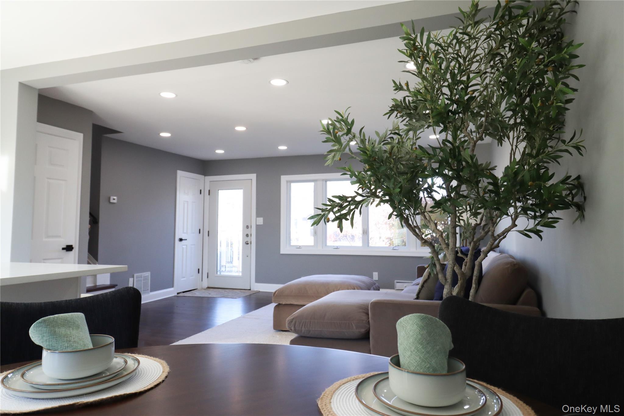 #11 photo, 14a Earl Place, Amity Harbor , NY 11701