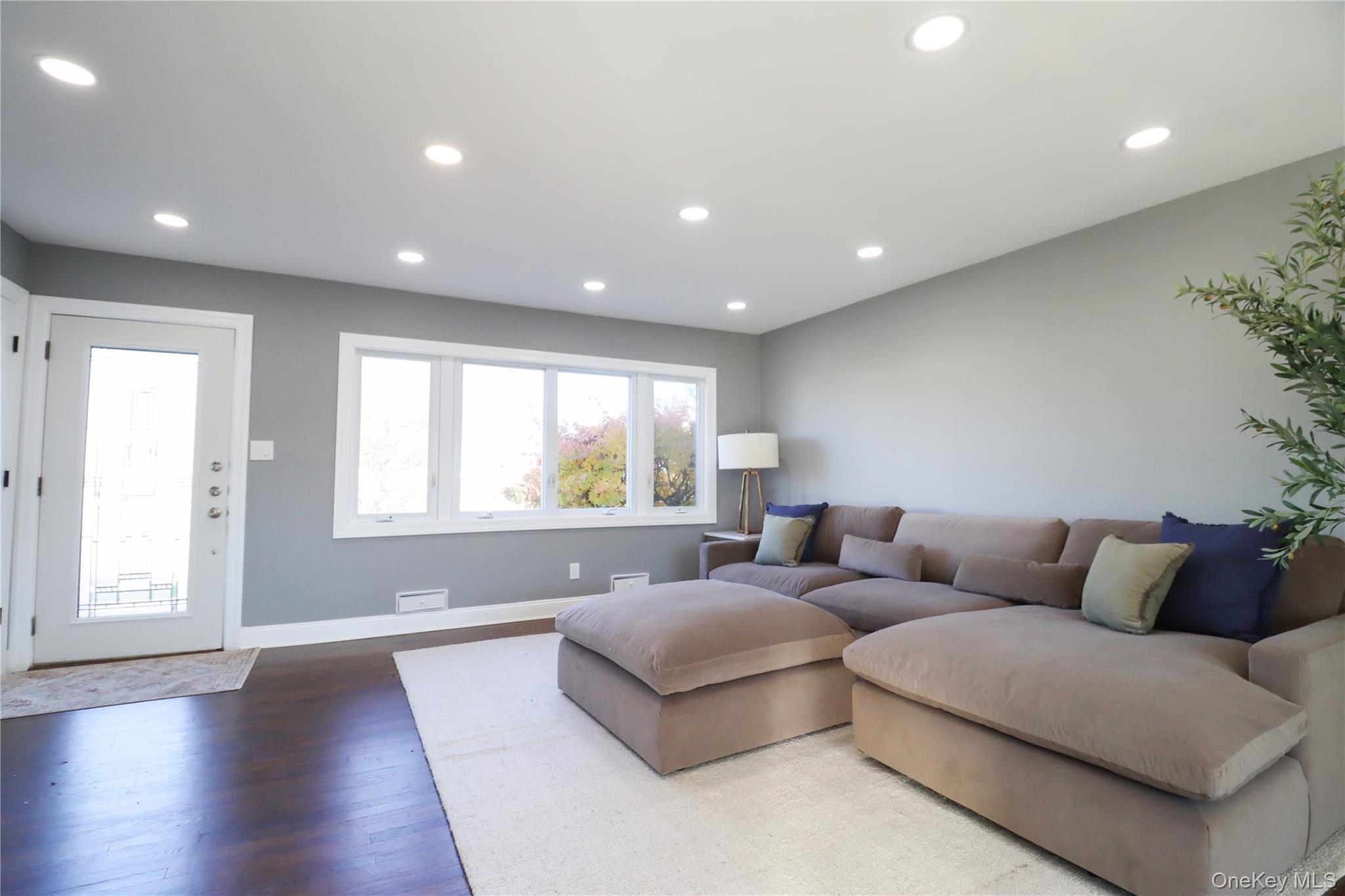 #2 photo, 14a Earl Place, Amity Harbor , NY 11701