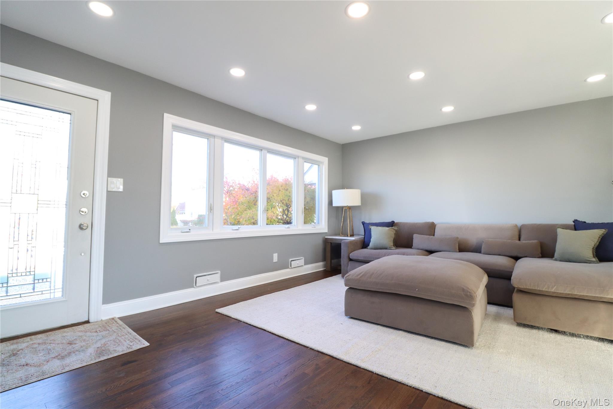 #3 photo, 14a Earl Place, Amity Harbor , NY 11701